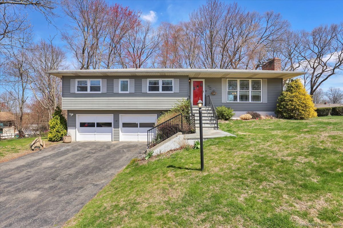 Evening Star Drive, Naugatuck, Connecticut - 3 Bedrooms  
2.5 Bathrooms  
6 Rooms - 