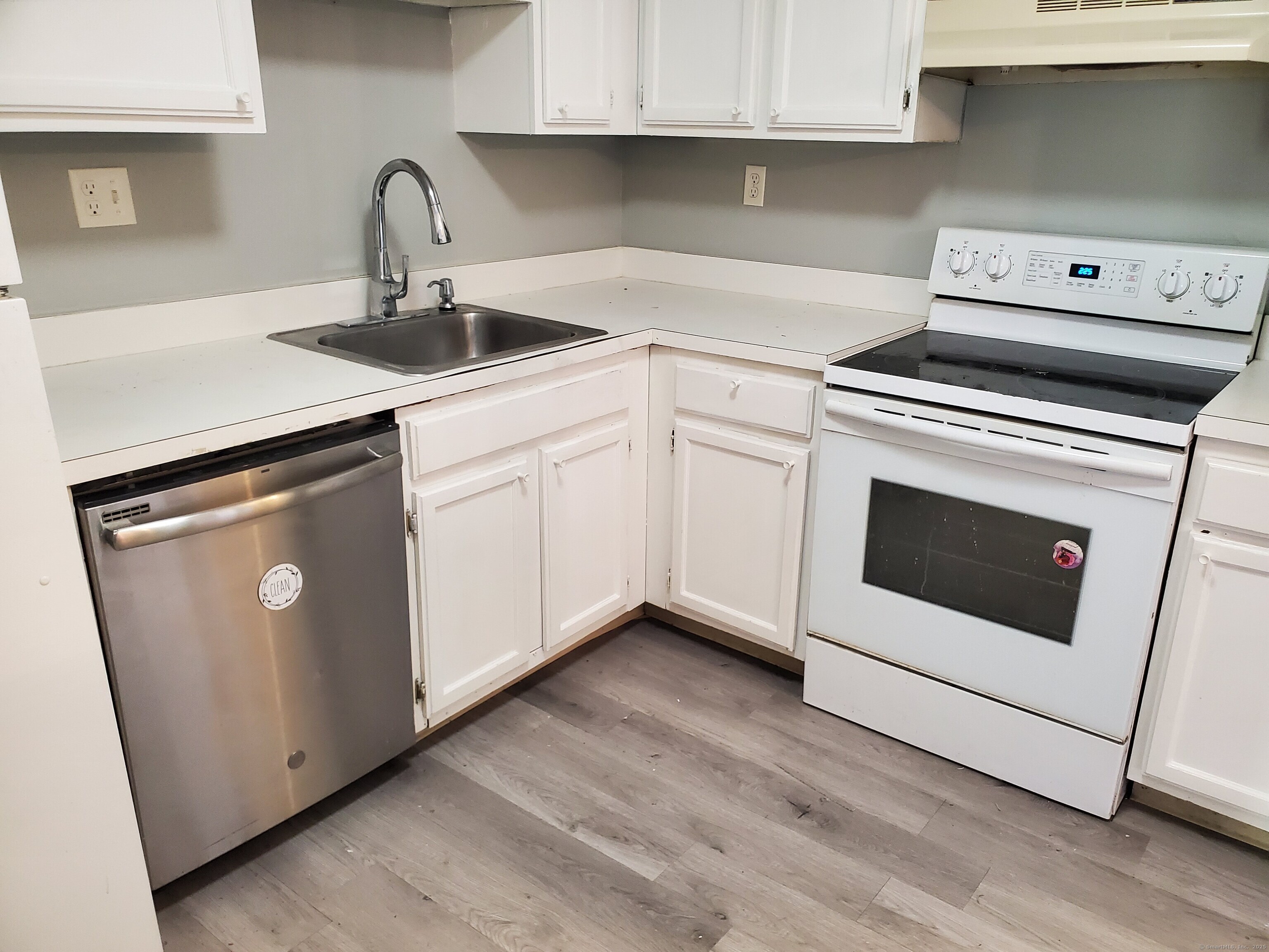 Cromwell, Connecticut 06416, United States, 2 Bedrooms Bedrooms, ,2 BathroomsBathrooms,Residential,Pending,215281