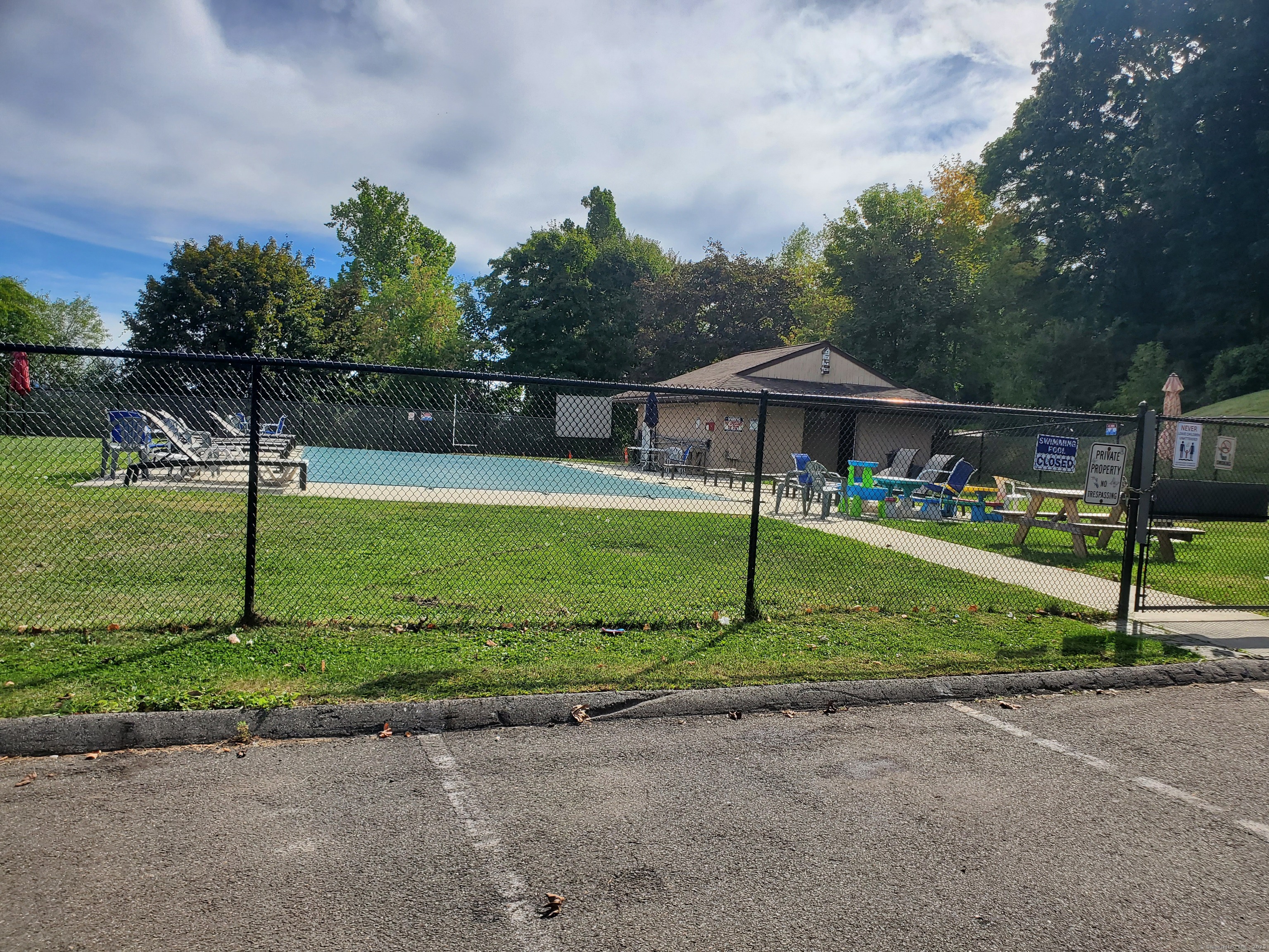 Cromwell, Connecticut 06416, United States, 2 Bedrooms Bedrooms, ,2 BathroomsBathrooms,Residential,Pending,215281