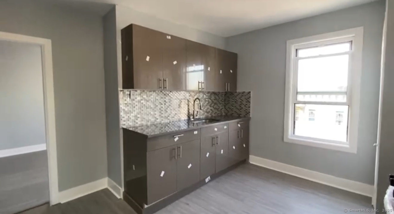 Hallett Street 6, Bridgeport, Connecticut - 2 Bedrooms  
1 Bathrooms  
5 Rooms - 