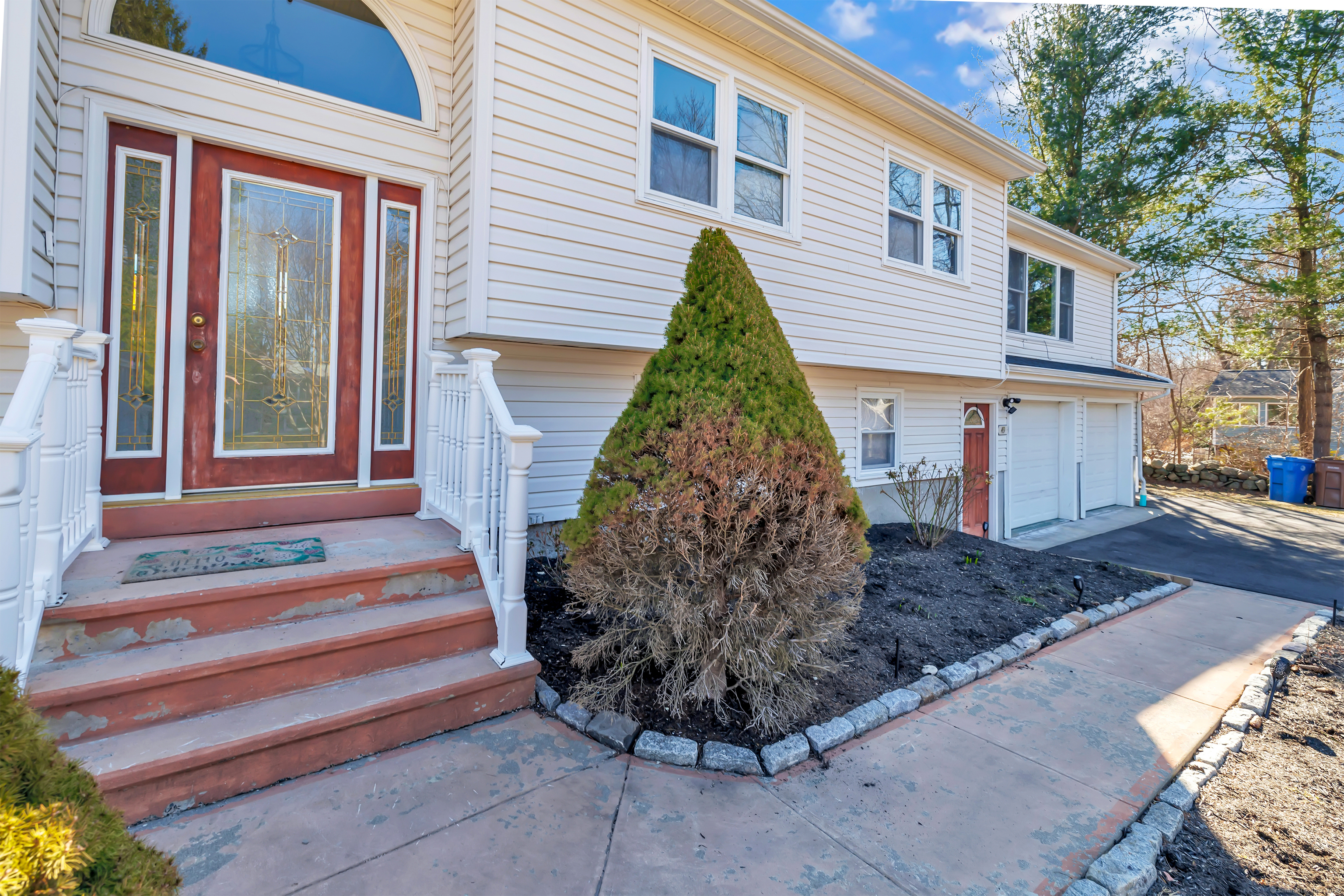 Sunrise Circle, Shelton, Connecticut - 4 Bedrooms  
3 Bathrooms  
9 Rooms - 