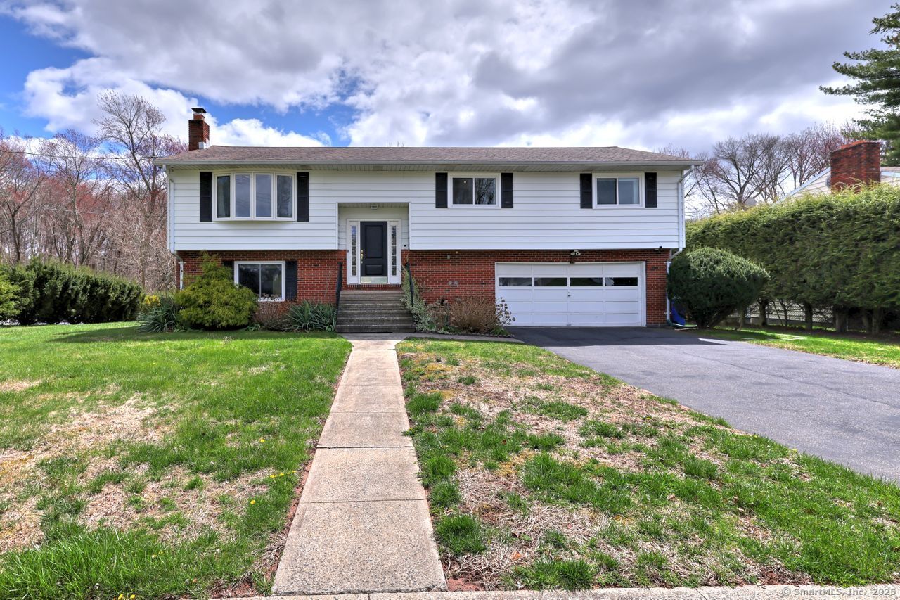 Property for Sale at Howard Drive, Hamden, Connecticut - Bedrooms: 3 
Bathrooms: 3 
Rooms: 9  - $450,000