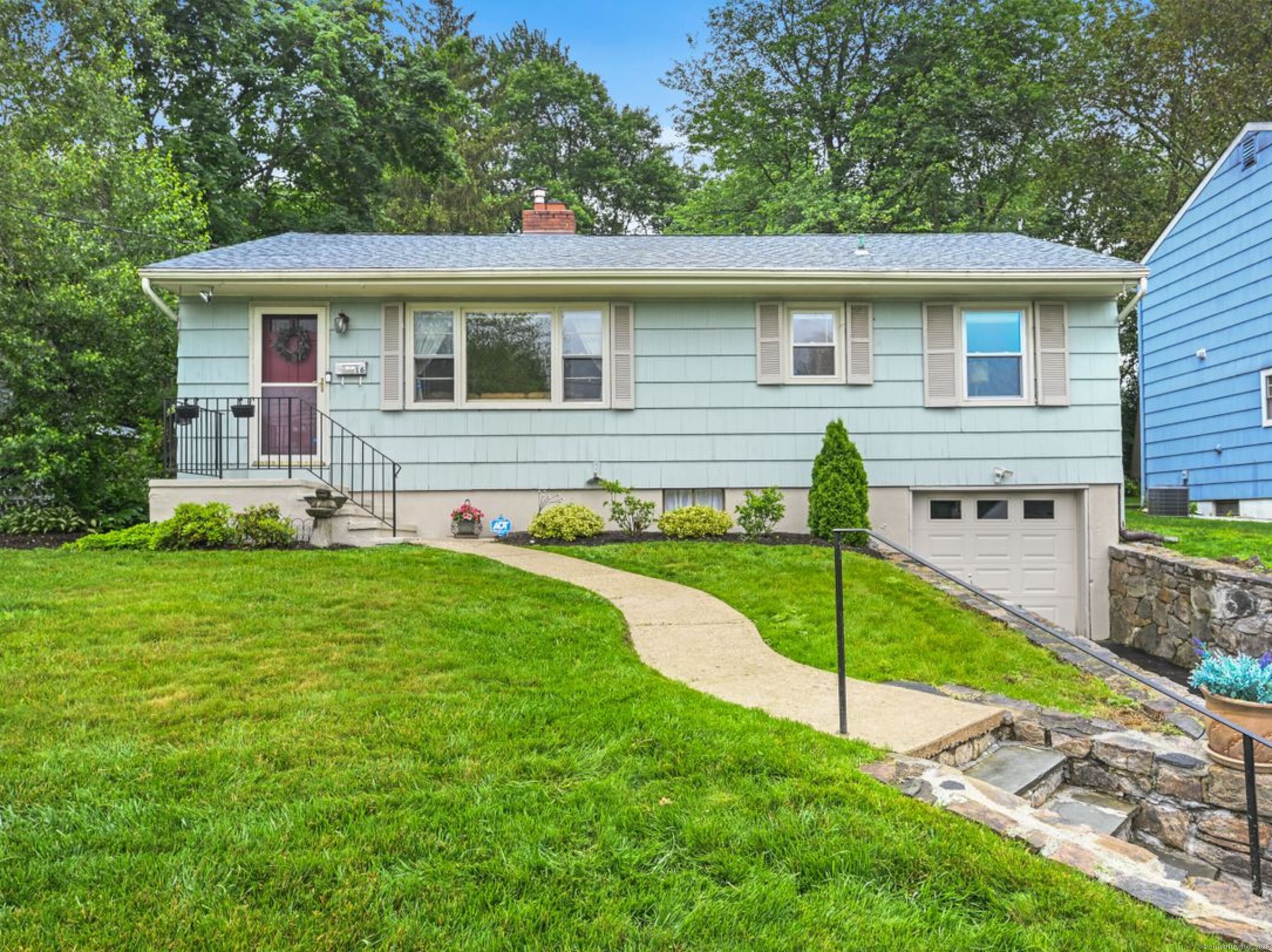 Eagle Road, Norwalk, Connecticut - 3 Bedrooms  
1 Bathrooms  
5 Rooms - 