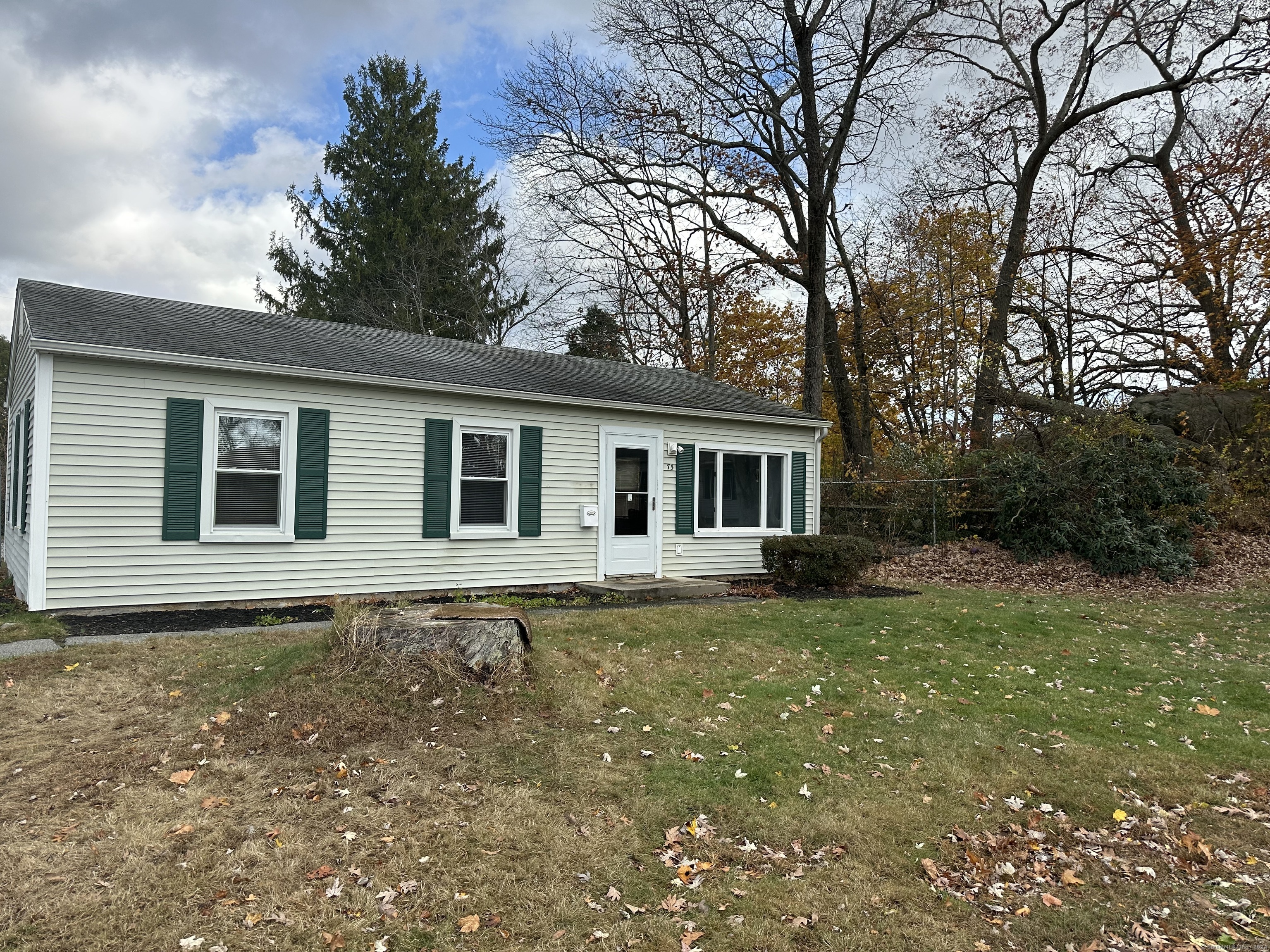 75 Indian Field Road, Groton, Connecticut - 3 Bedrooms  
1 Bathrooms  
5 Rooms - 