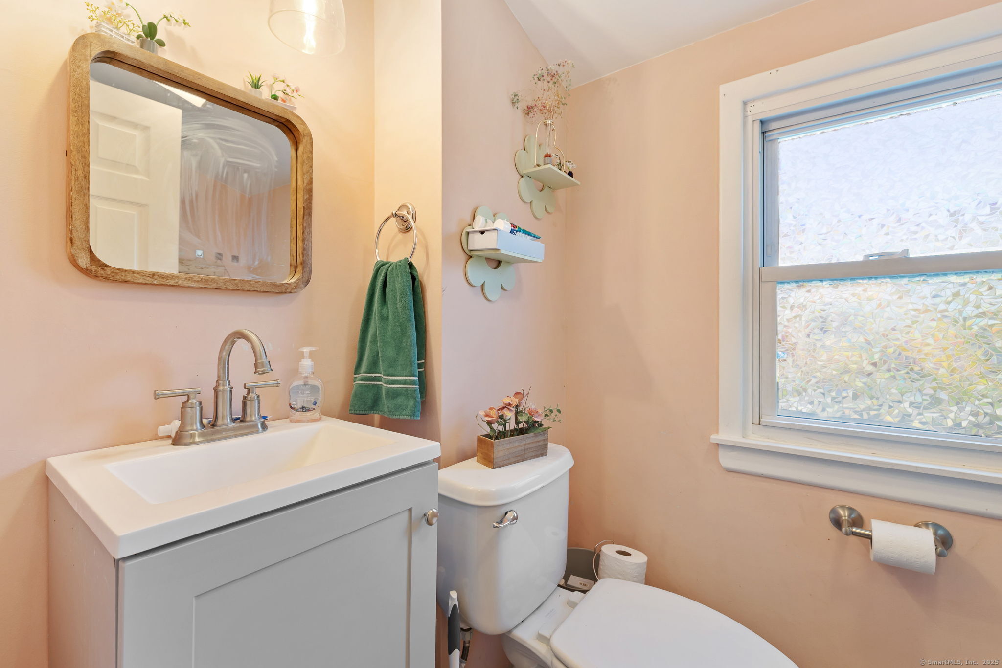 Manchester, Connecticut 06040, United States, 3 Bedrooms Bedrooms, ,2 BathroomsBathrooms,Residential,Pending,191263