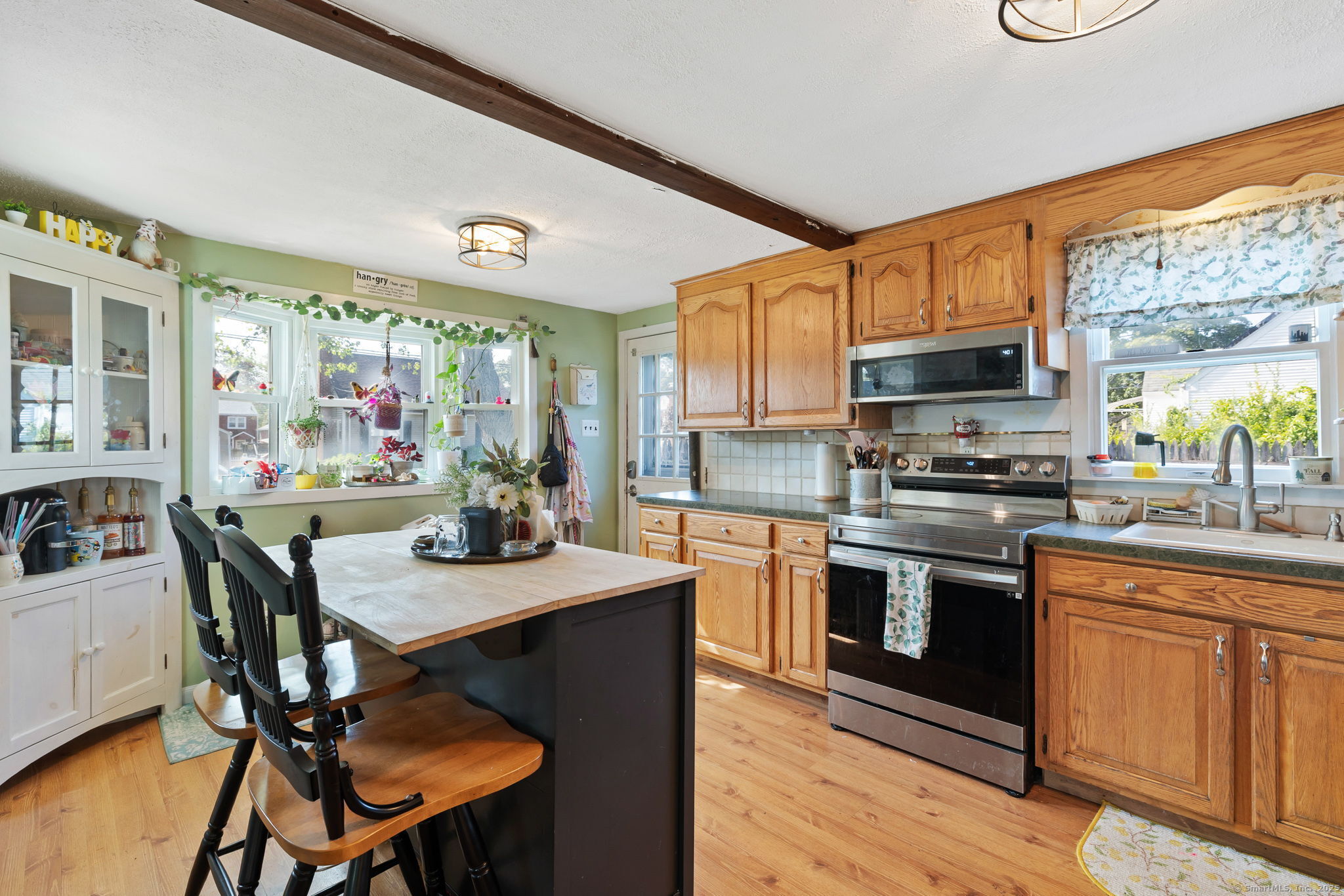 Manchester, Connecticut 06040, United States, 3 Bedrooms Bedrooms, ,2 BathroomsBathrooms,Residential,Pending,191263