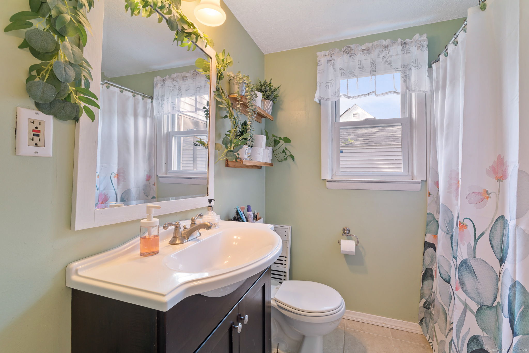 Manchester, Connecticut 06040, United States, 3 Bedrooms Bedrooms, ,2 BathroomsBathrooms,Residential,Pending,191263