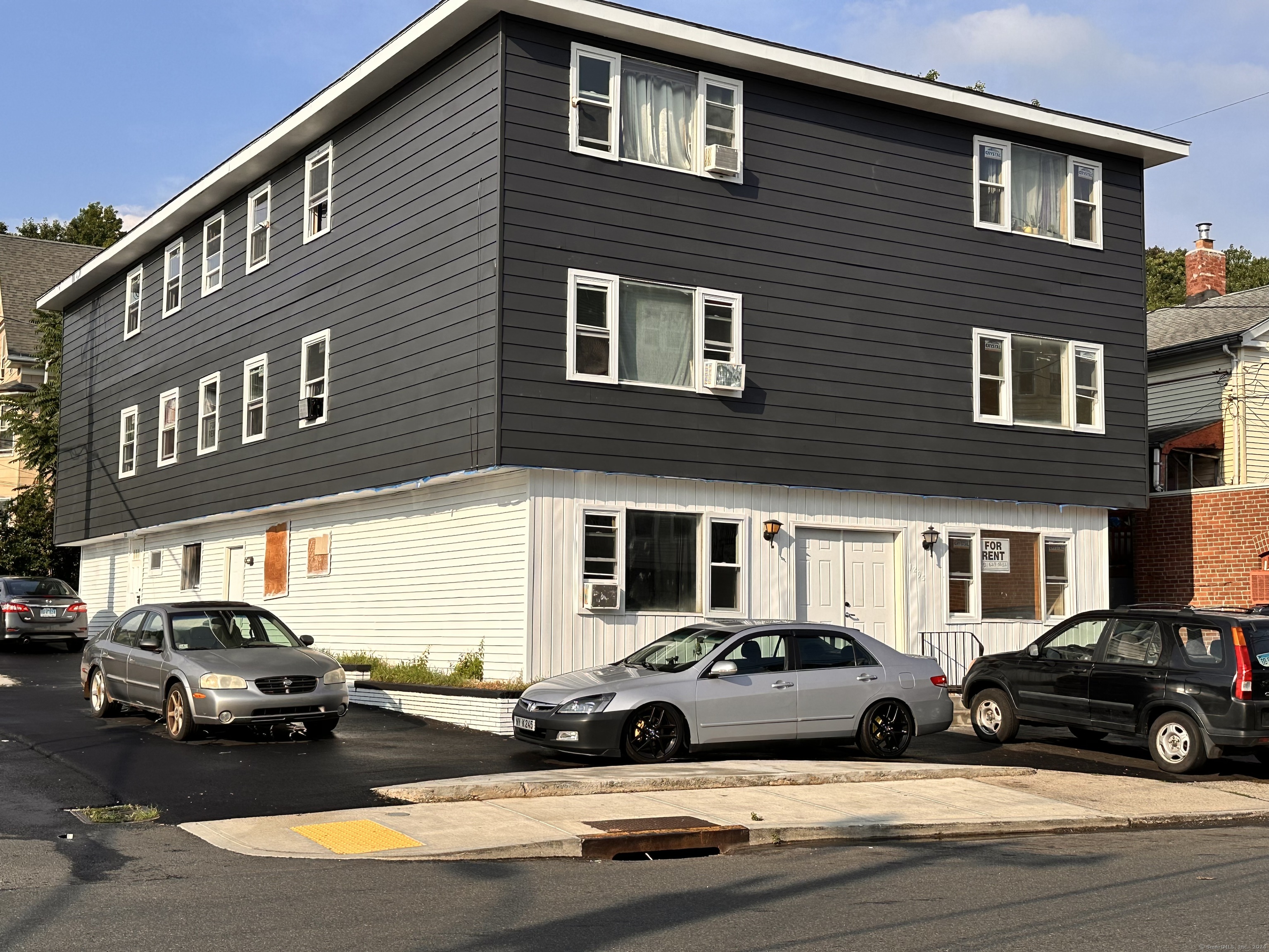 1295 E Main Street 8 - Third, Waterbury, Connecticut - 1 Bedrooms  
1 Bathrooms  
4 Rooms - 