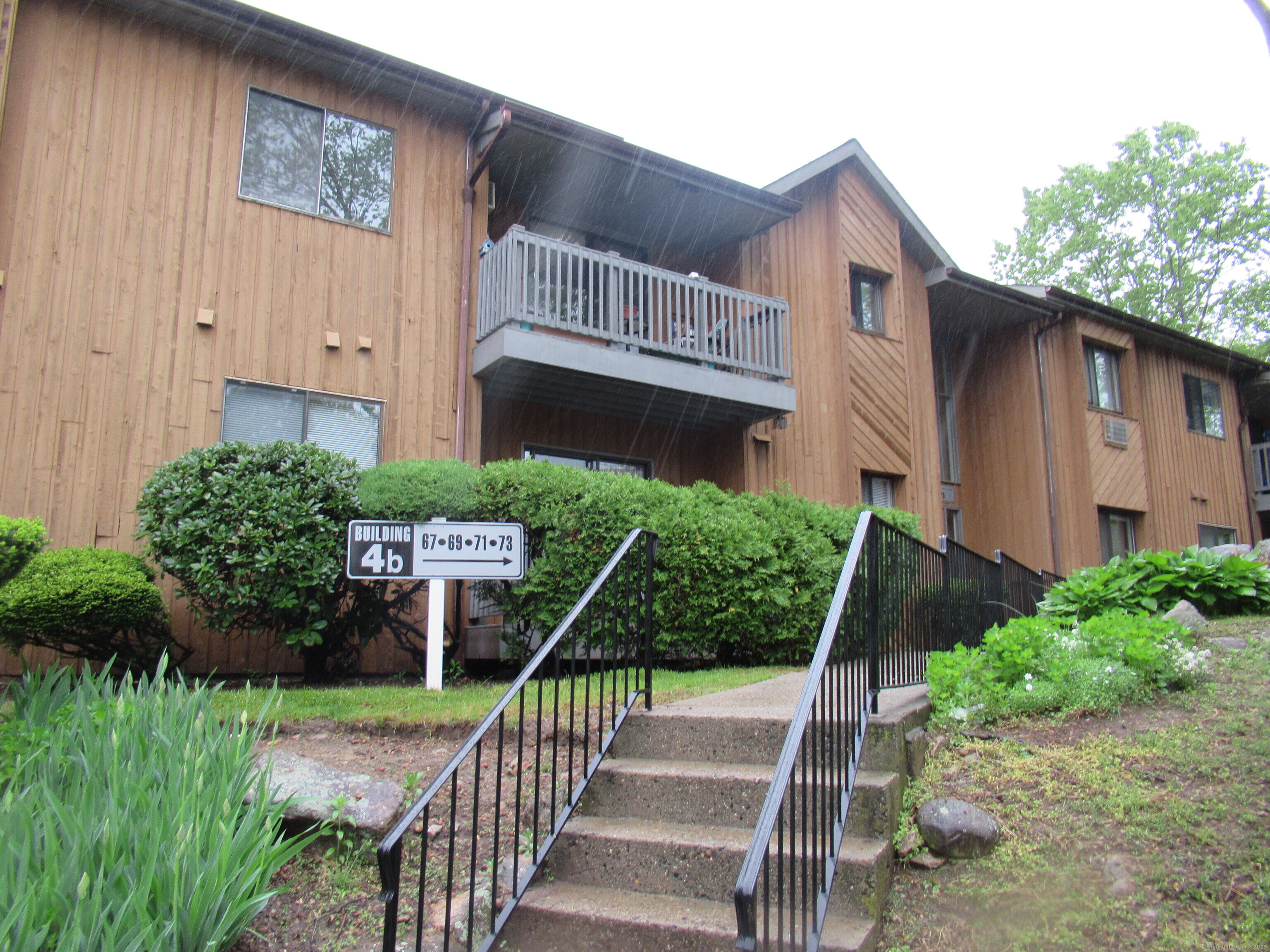 Rental Property at Riverview Drive 67, Bridgeport, Connecticut - Bedrooms: 2 
Bathrooms: 2 
Rooms: 5  - $2,350 MO.