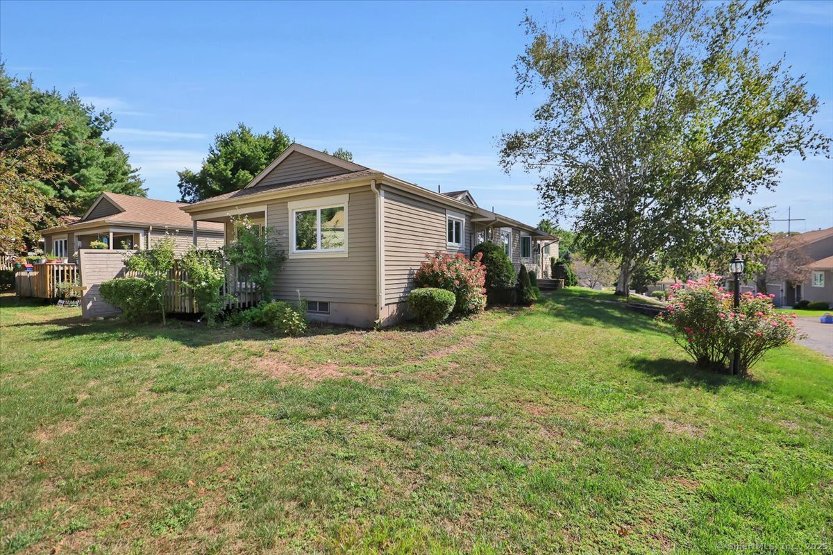 Southington, Connecticut 06489, United States, 2 Bedrooms Bedrooms, ,1 BathroomBathrooms,Residential,Pending,215053