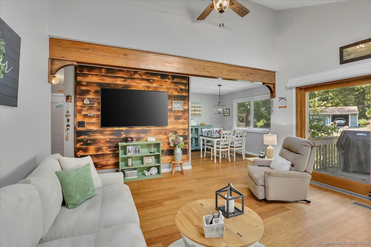 Southington, Connecticut 06489, United States, 2 Bedrooms Bedrooms, ,1 BathroomBathrooms,Residential,Pending,215053