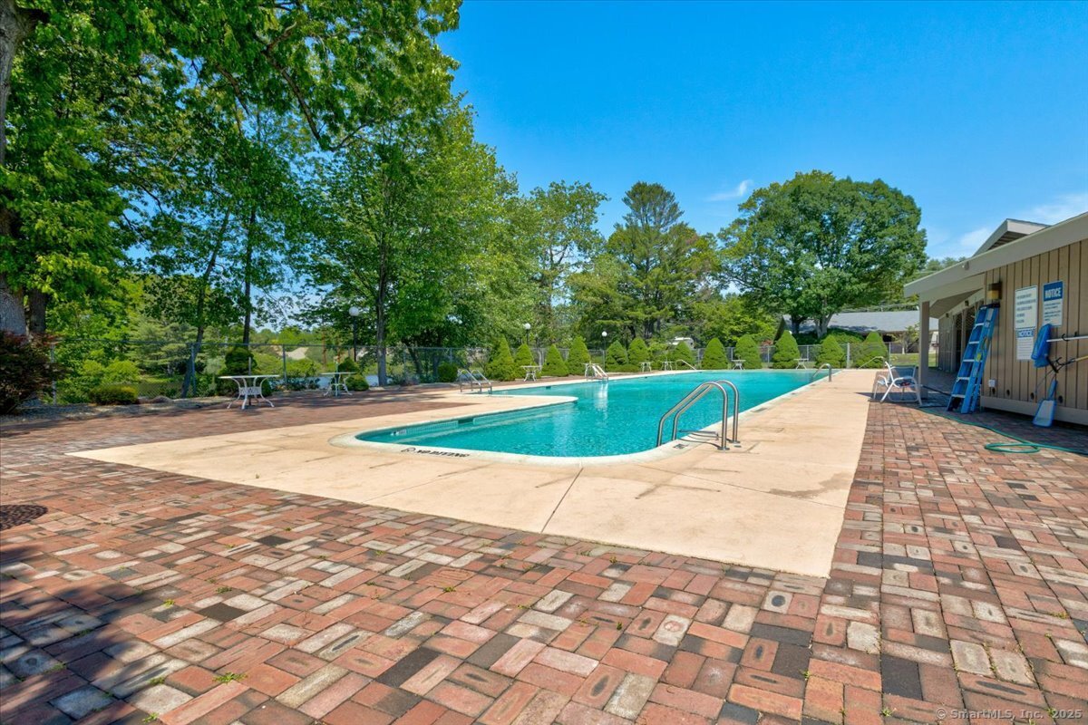 Southington, Connecticut 06489, United States, 2 Bedrooms Bedrooms, ,1 BathroomBathrooms,Residential,Pending,215053