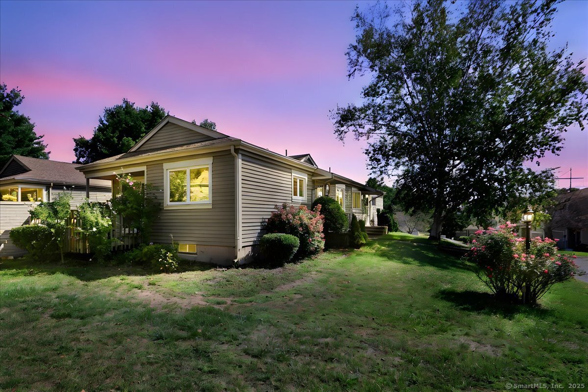 Southington, Connecticut 06489, United States, 2 Bedrooms Bedrooms, ,1 BathroomBathrooms,Residential,Pending,215053