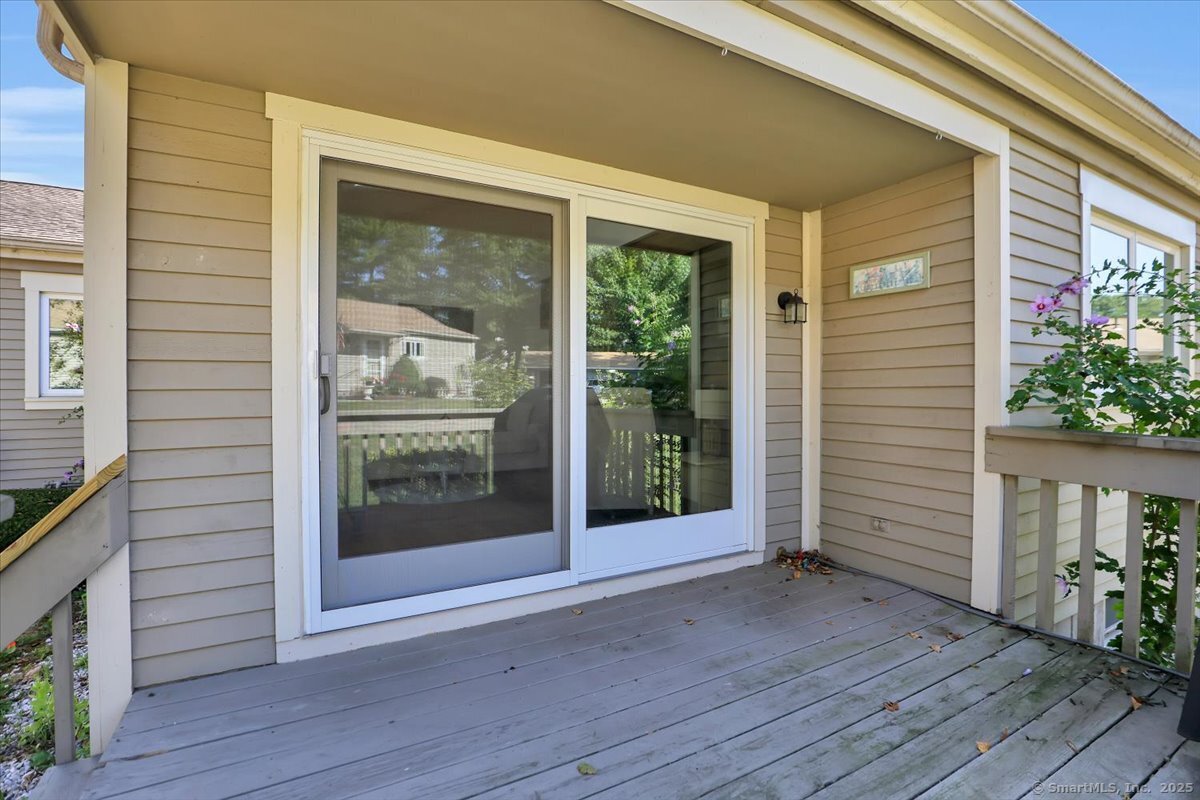 Southington, Connecticut 06489, United States, 2 Bedrooms Bedrooms, ,1 BathroomBathrooms,Residential,Pending,215053