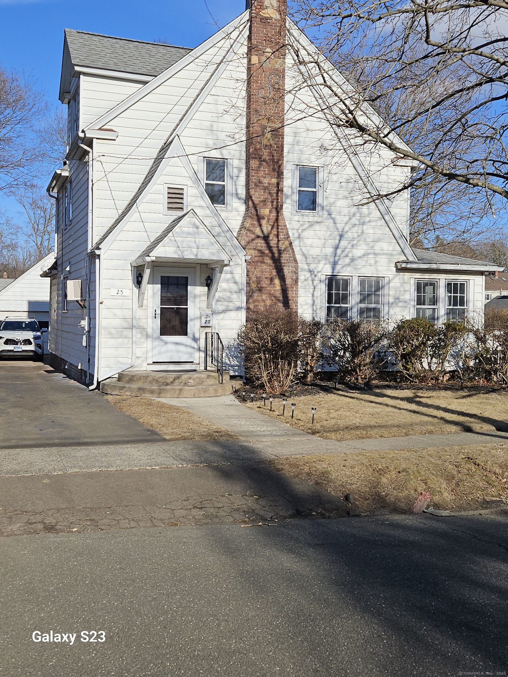 Dorrance Street, Hamden, Connecticut - 3 Bedrooms  
2 Bathrooms  
8 Rooms - 