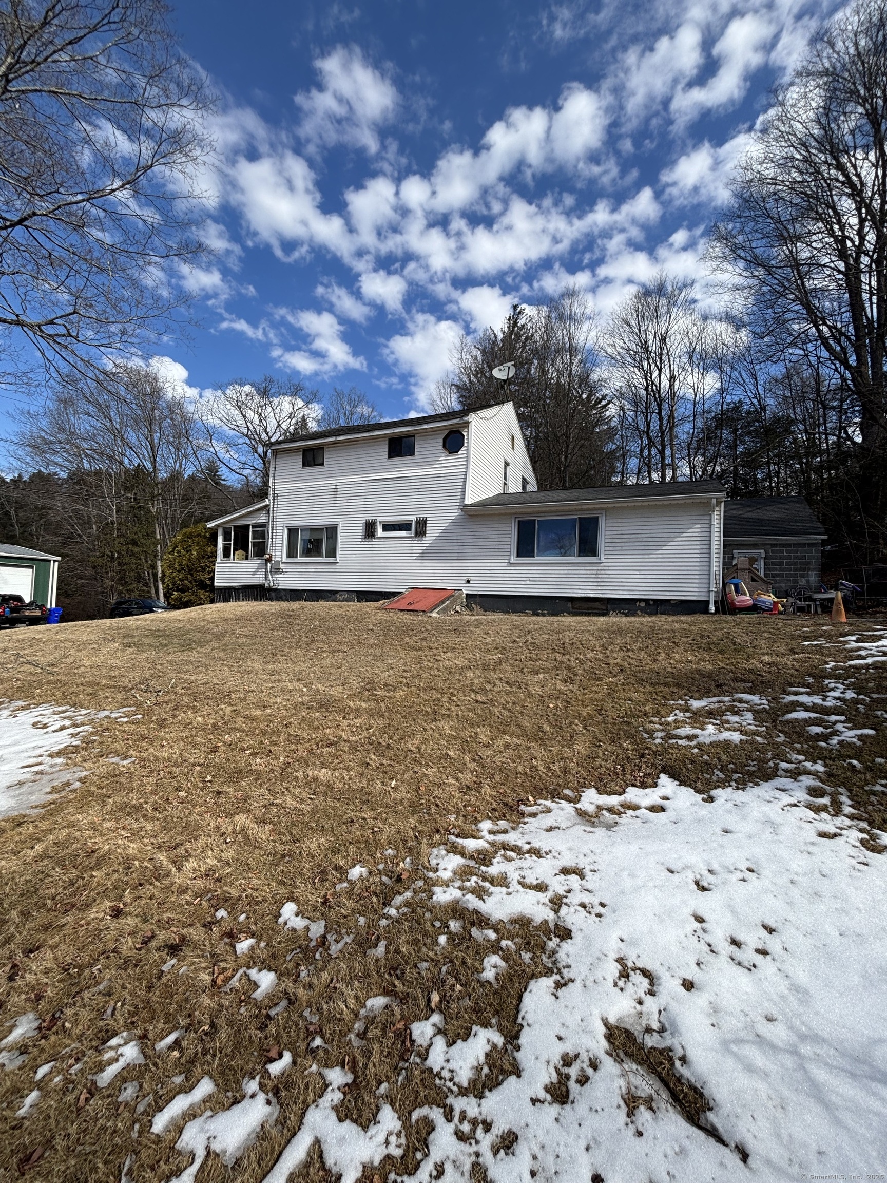 Jackson Street, Thomaston, Connecticut - 4 Bedrooms  
1 Bathrooms  
6 Rooms - 