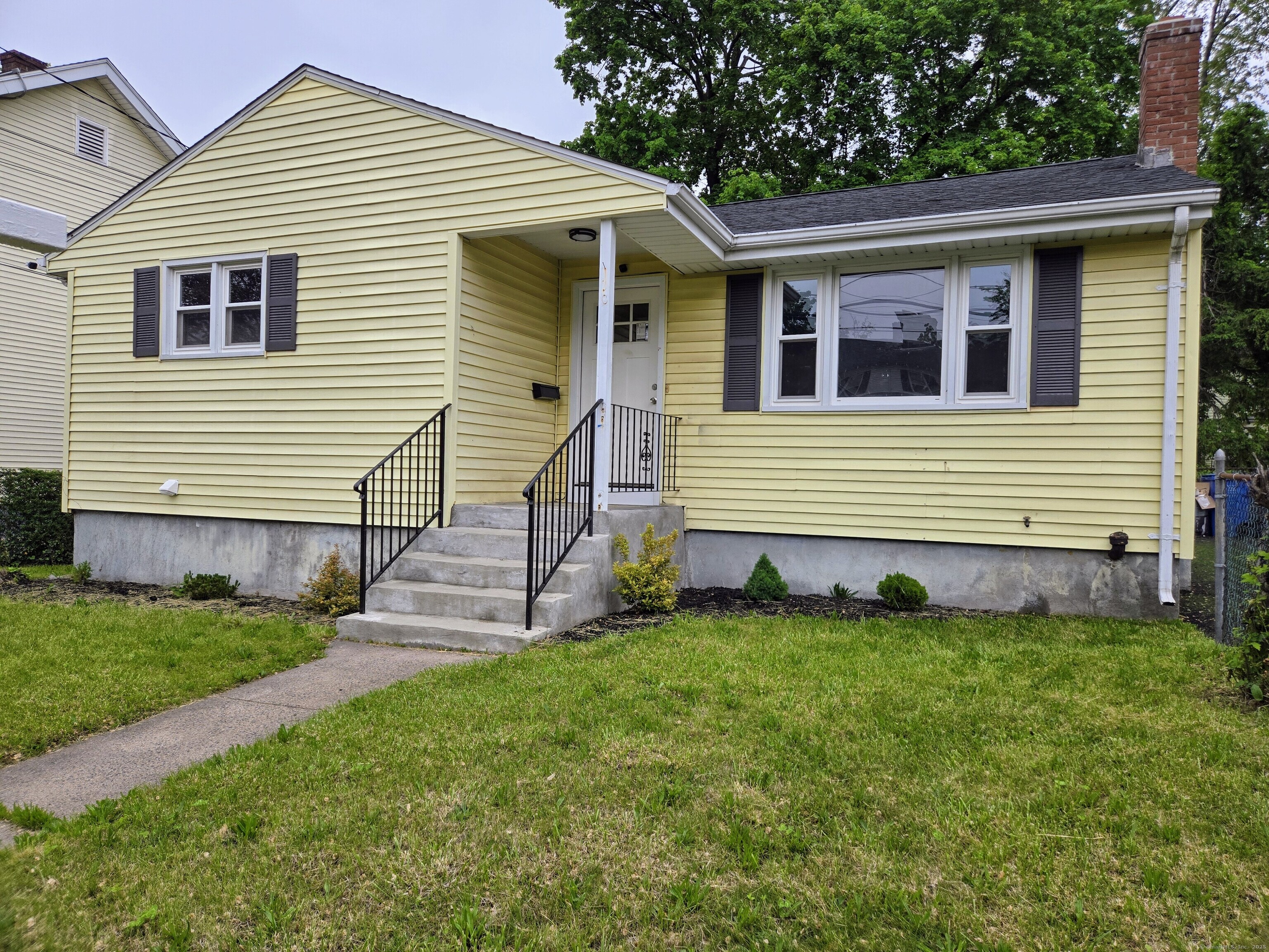 Property for Sale at Morningside Street, Hartford, Connecticut - Bedrooms: 3 
Bathrooms: 2 
Rooms: 5  - $289,900