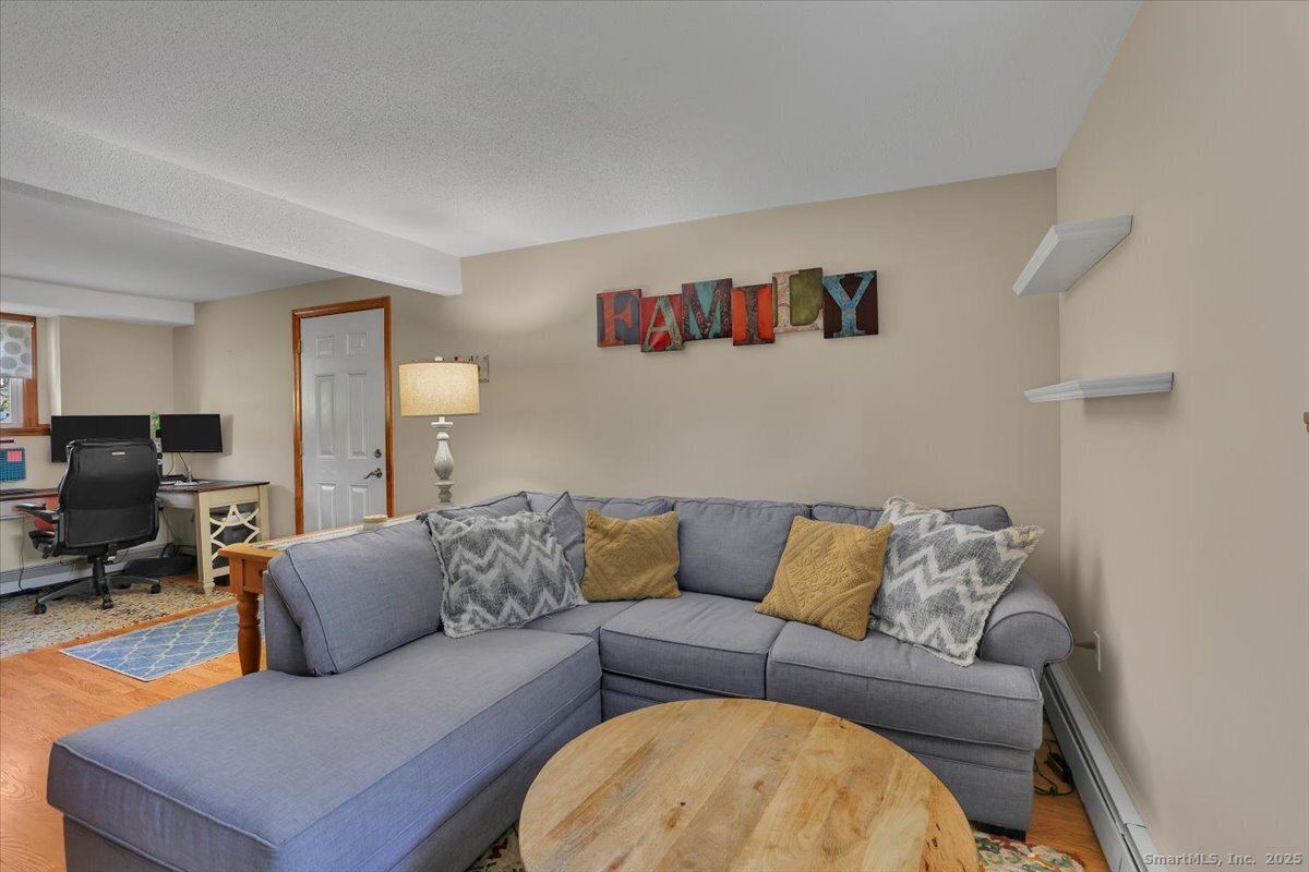 Southington, Connecticut 06489, United States, 3 Bedrooms Bedrooms, ,2 BathroomsBathrooms,Residential,Pending,252524