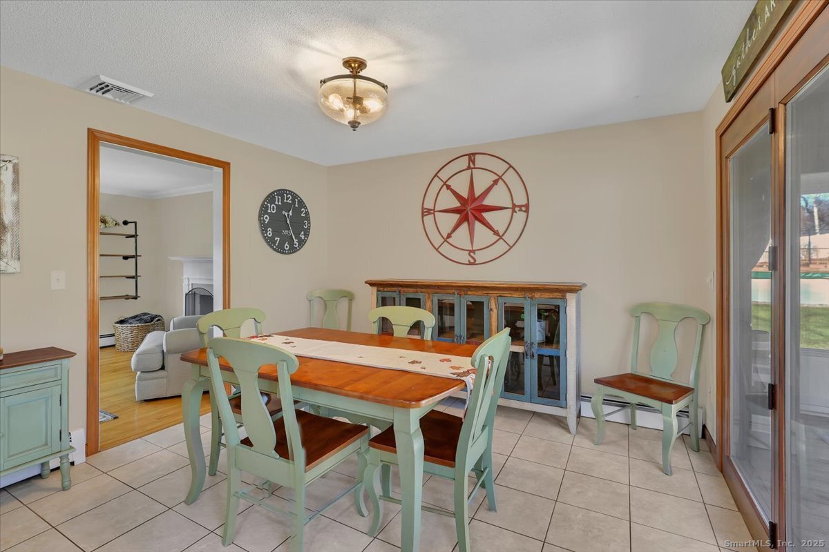 Southington, Connecticut 06489, United States, 3 Bedrooms Bedrooms, ,2 BathroomsBathrooms,Residential,Pending,252524