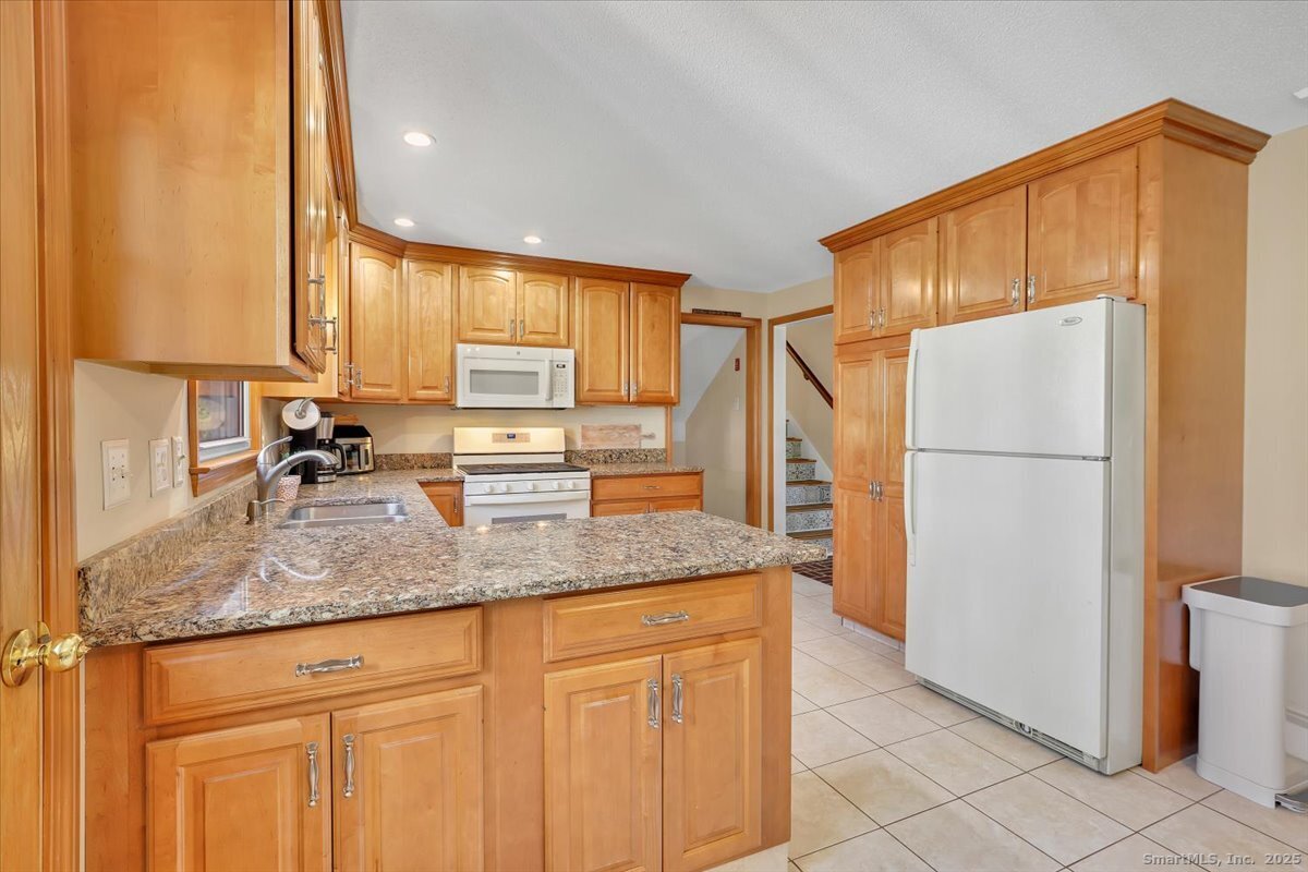 Southington, Connecticut 06489, United States, 3 Bedrooms Bedrooms, ,2 BathroomsBathrooms,Residential,Pending,252524