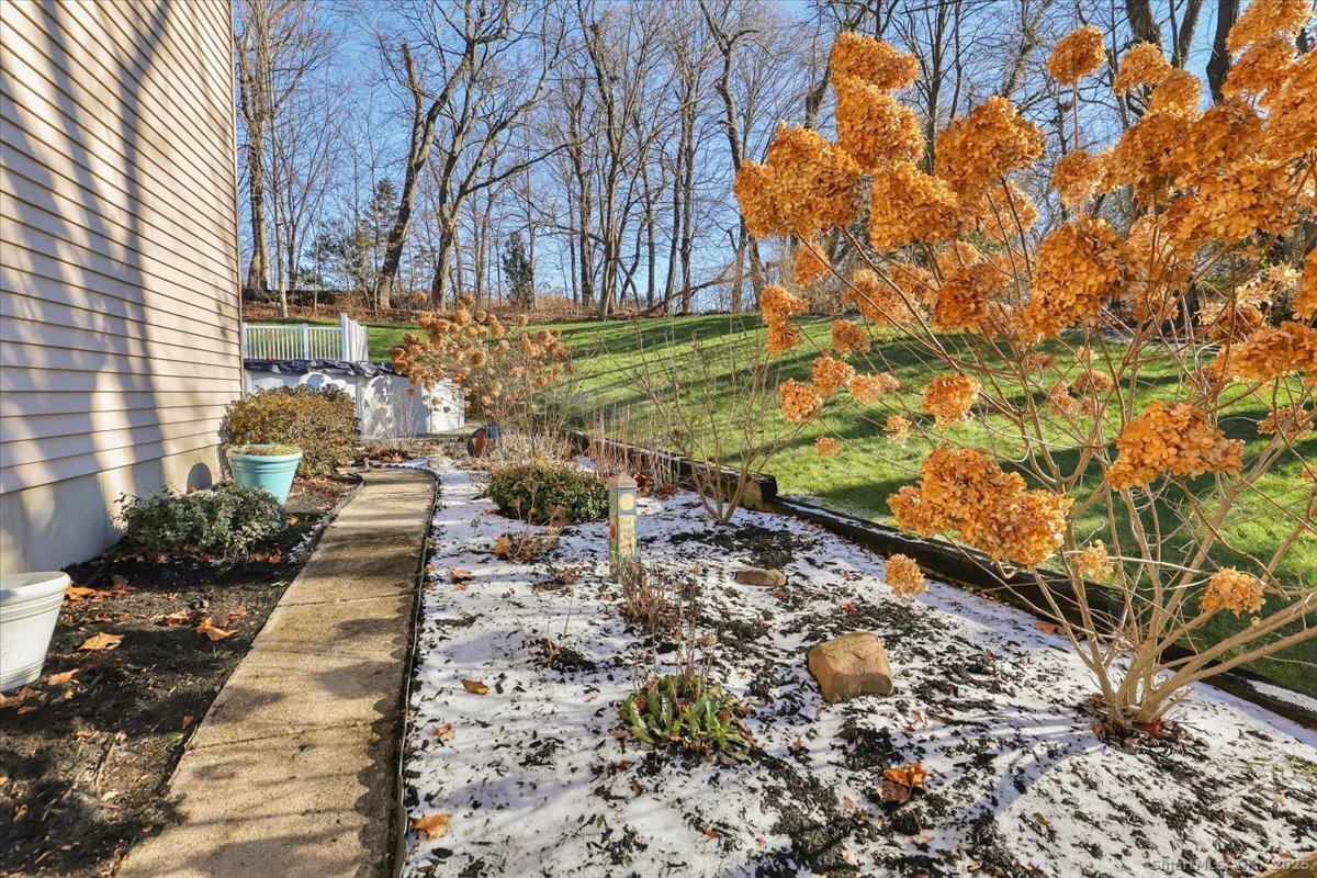 Southington, Connecticut 06489, United States, 3 Bedrooms Bedrooms, ,2 BathroomsBathrooms,Residential,Pending,252524