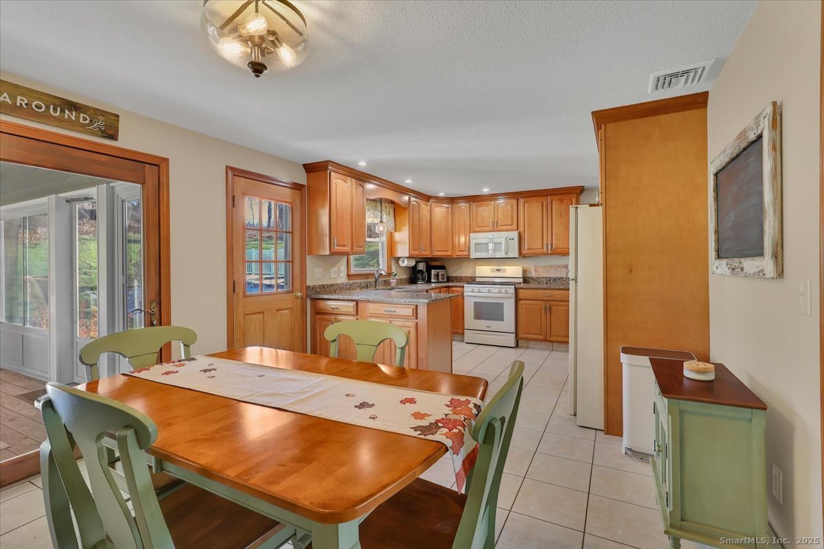 Southington, Connecticut 06489, United States, 3 Bedrooms Bedrooms, ,2 BathroomsBathrooms,Residential,Pending,252524