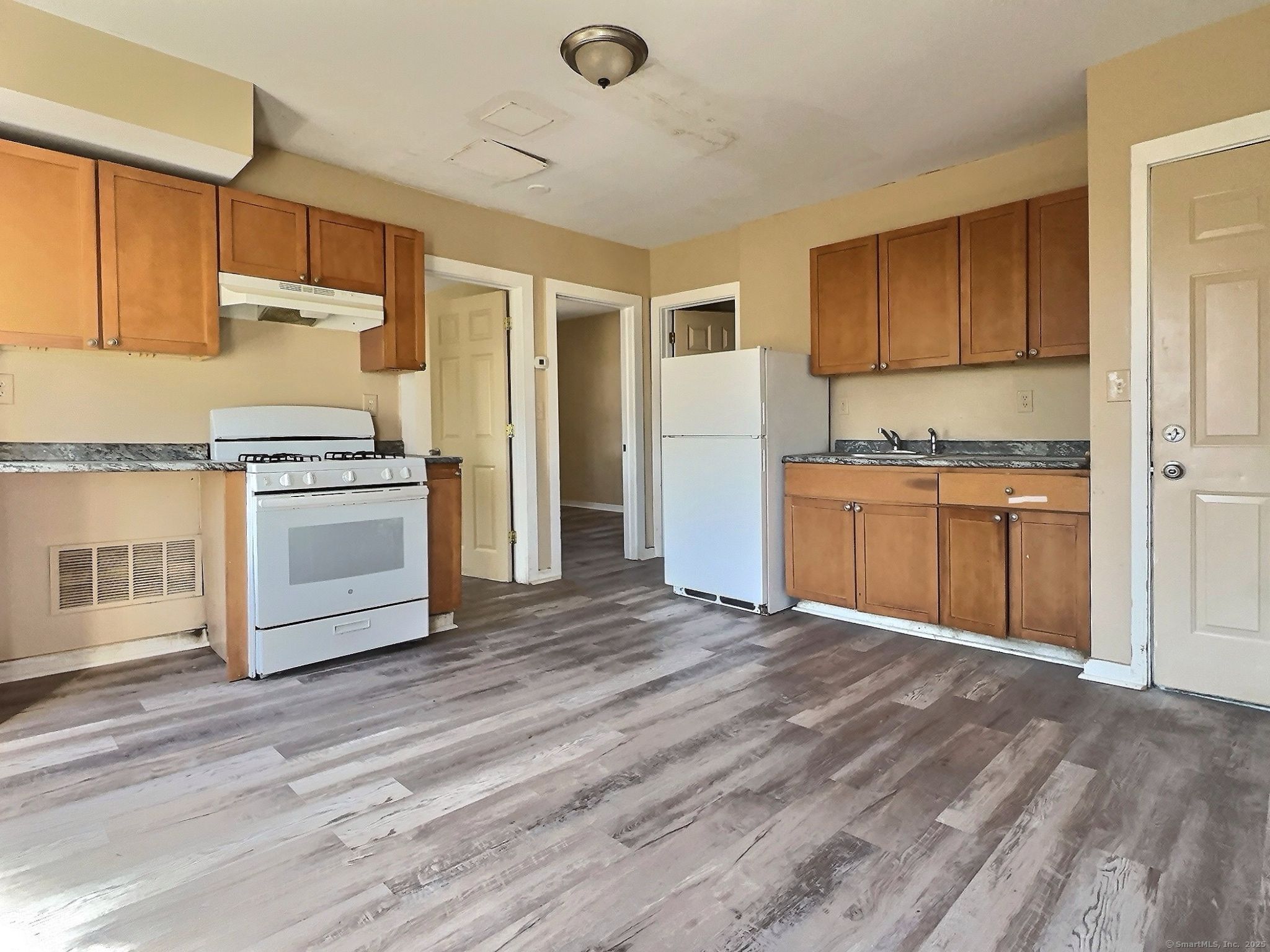 Palisade Avenue B7, Bridgeport, Connecticut - 1 Bedrooms  
1 Bathrooms  
3 Rooms - 