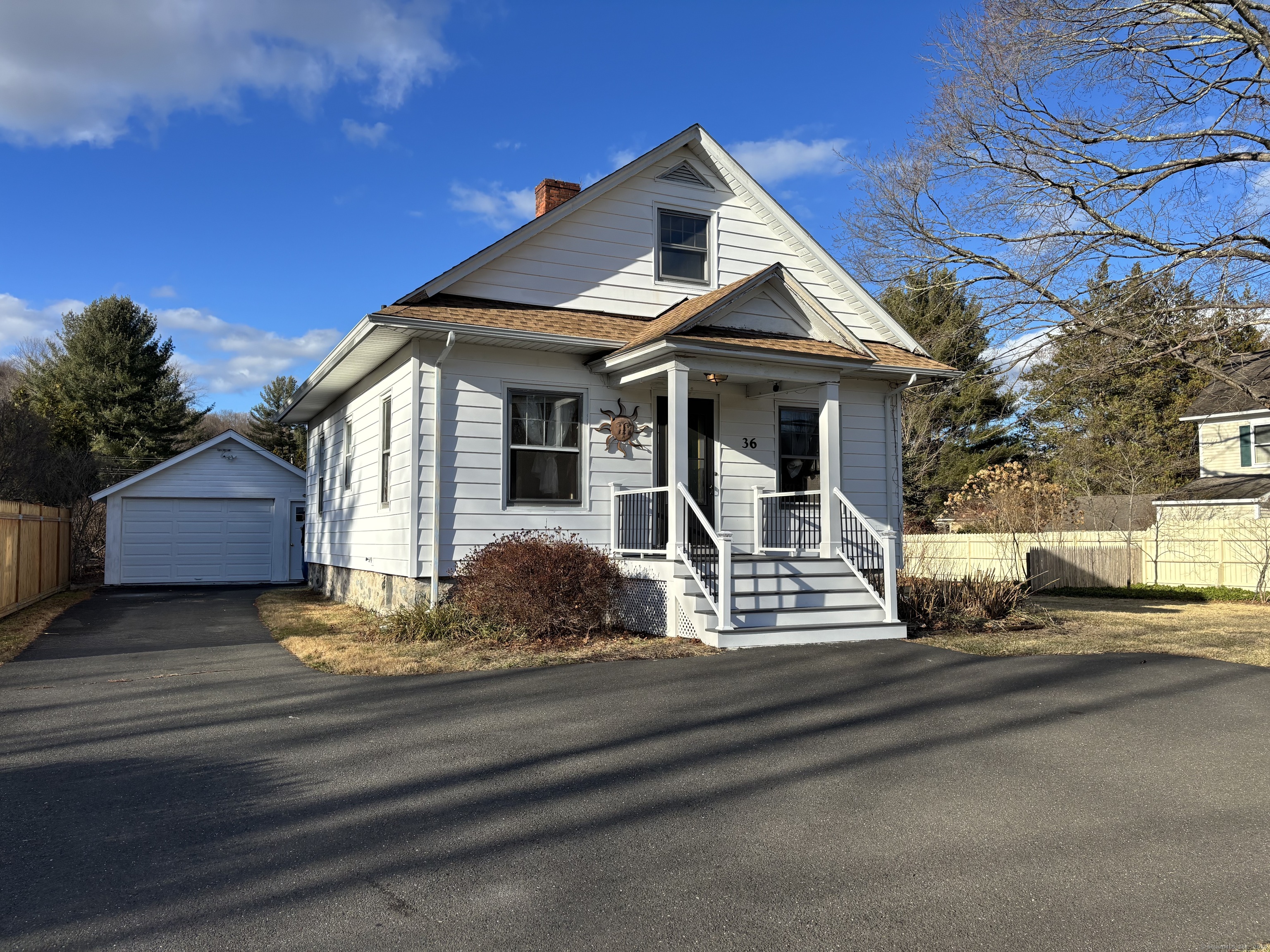 Sugar Street, Newtown, Connecticut - 2 Bedrooms  
1 Bathrooms  
5 Rooms - 