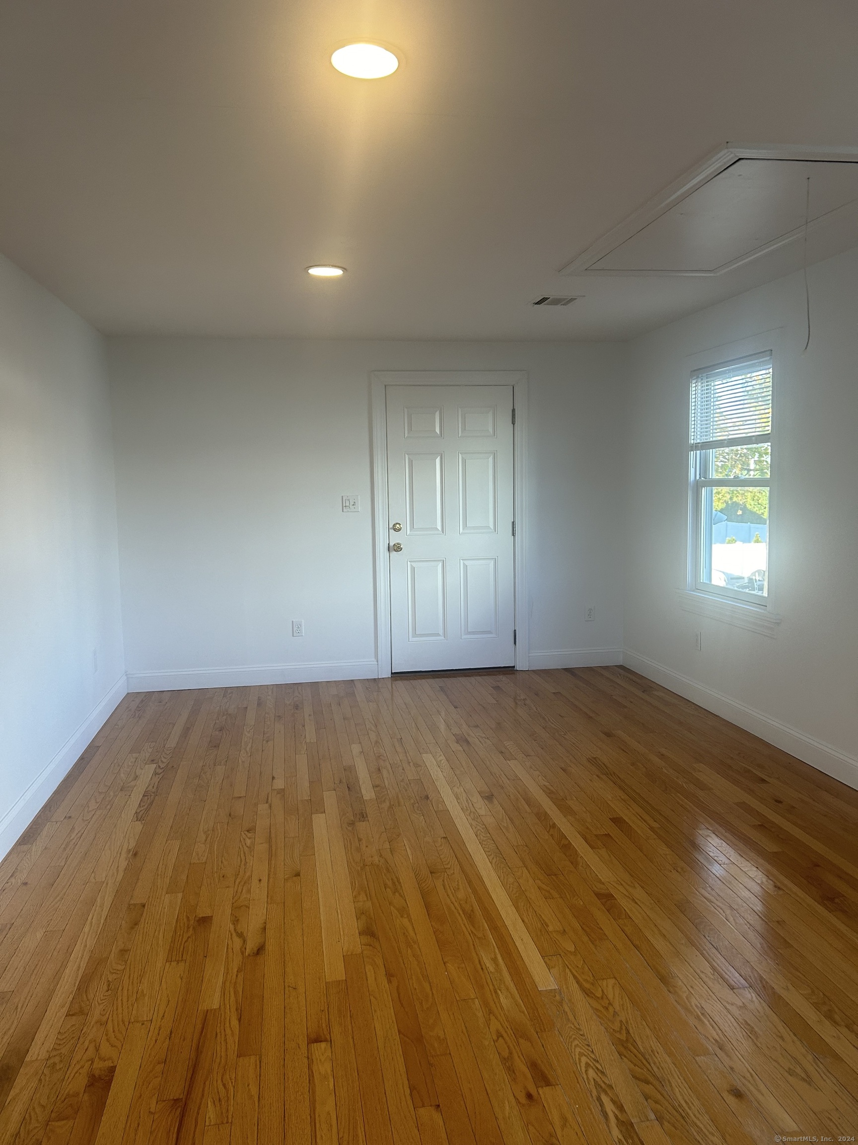 3 4th Street, Norwalk, Connecticut - 2 Bedrooms  
1 Bathrooms  
4 Rooms - 