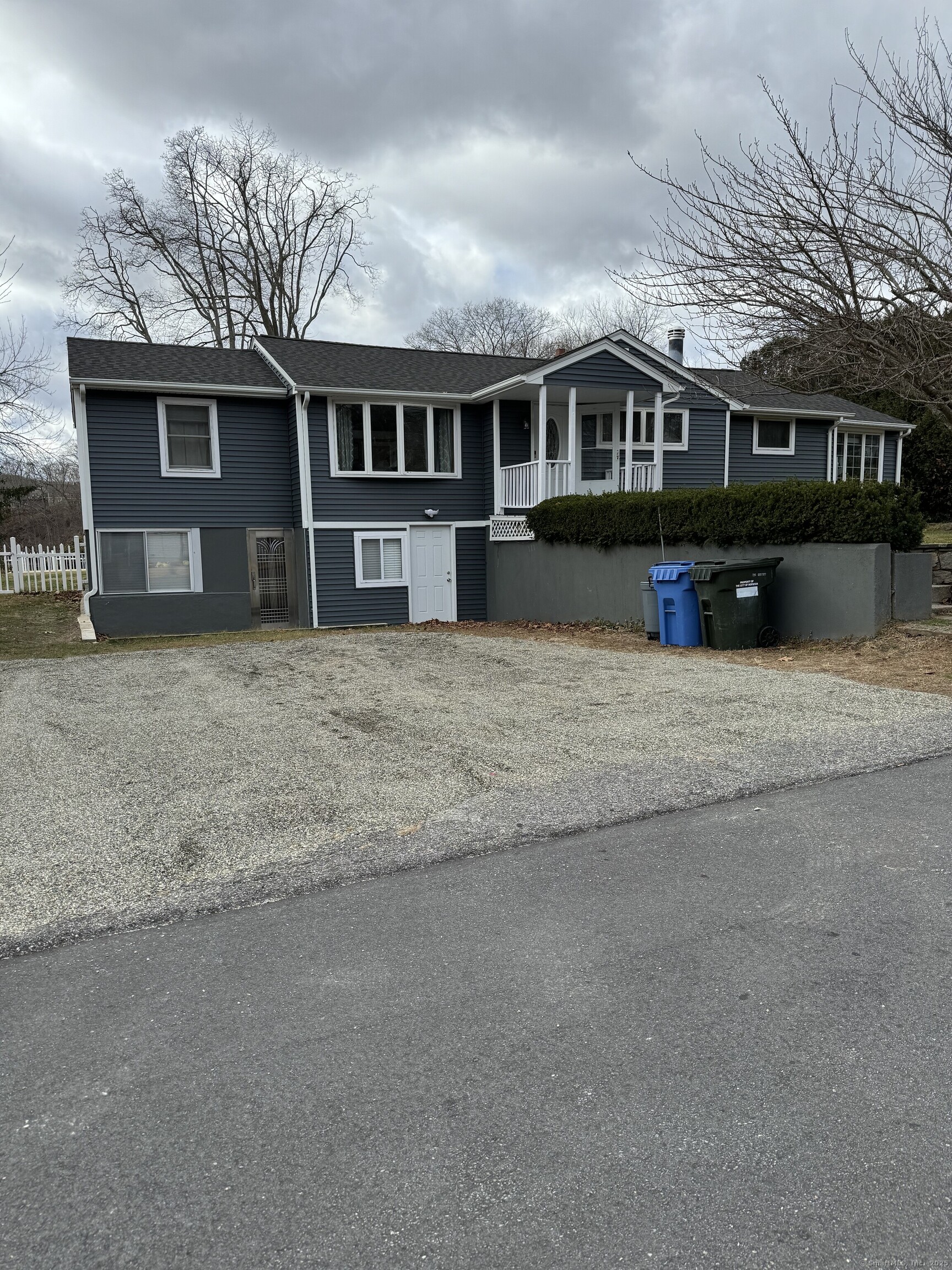 Shore Road, Norwich, Connecticut - 5 Bedrooms  
2 Bathrooms  
8 Rooms - 