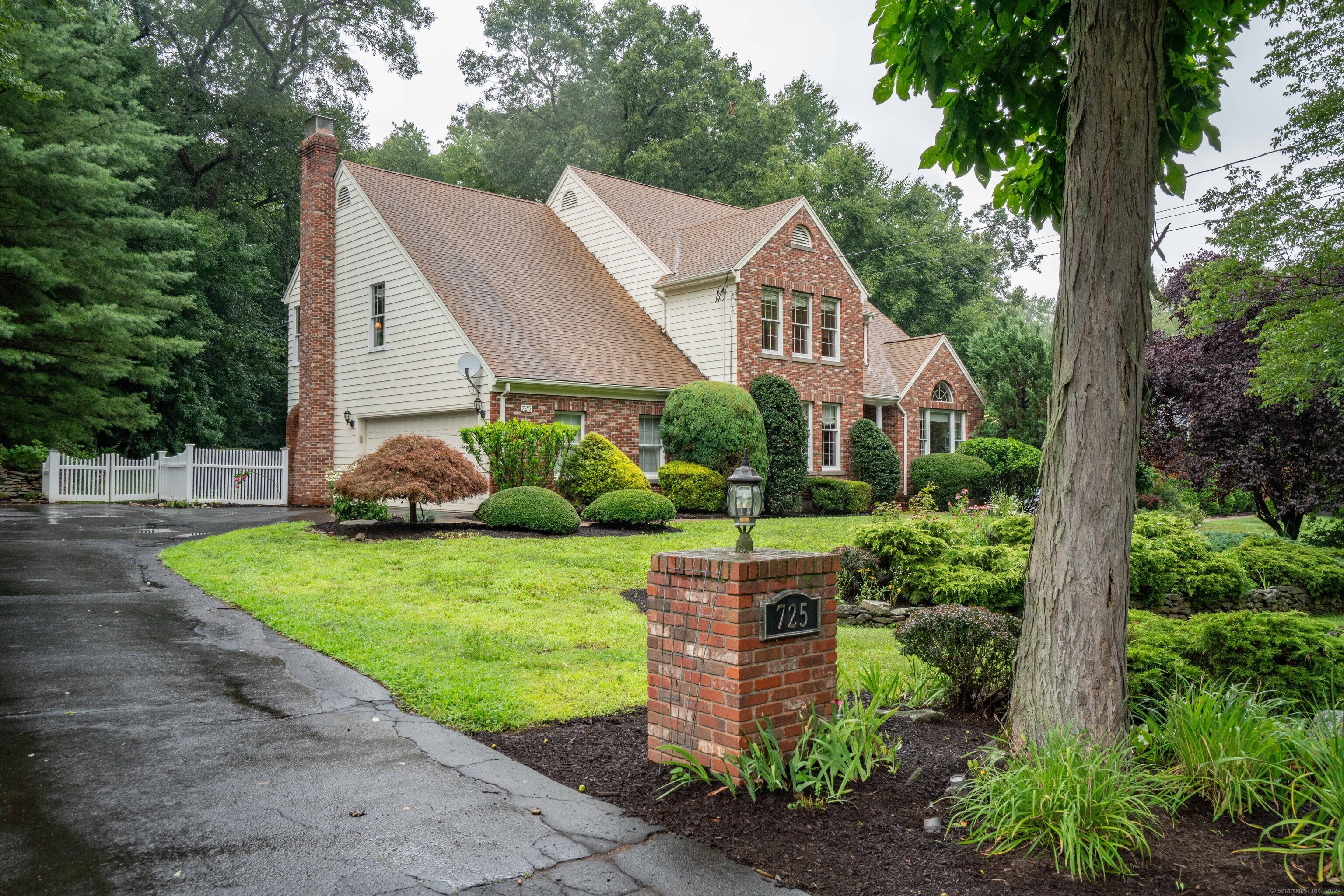 Property for Sale at 725 Chestnut Hill Road, Glastonbury, Connecticut - Bedrooms: 4 
Bathrooms: 3 
Rooms: 11  - $679,000