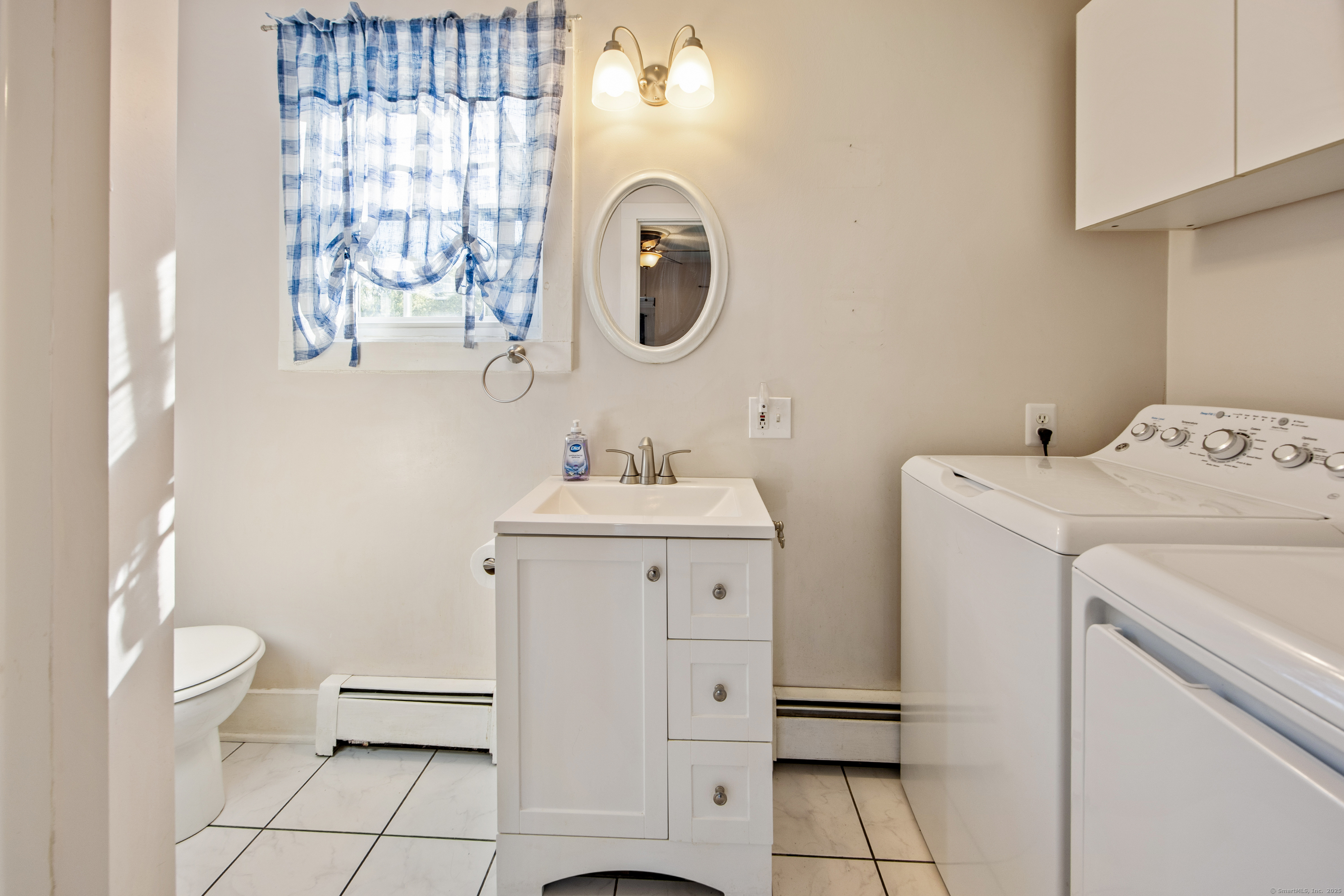 Wallingford, Connecticut 06492, United States, 3 Bedrooms Bedrooms, ,2 BathroomsBathrooms,Residential,Active,222290