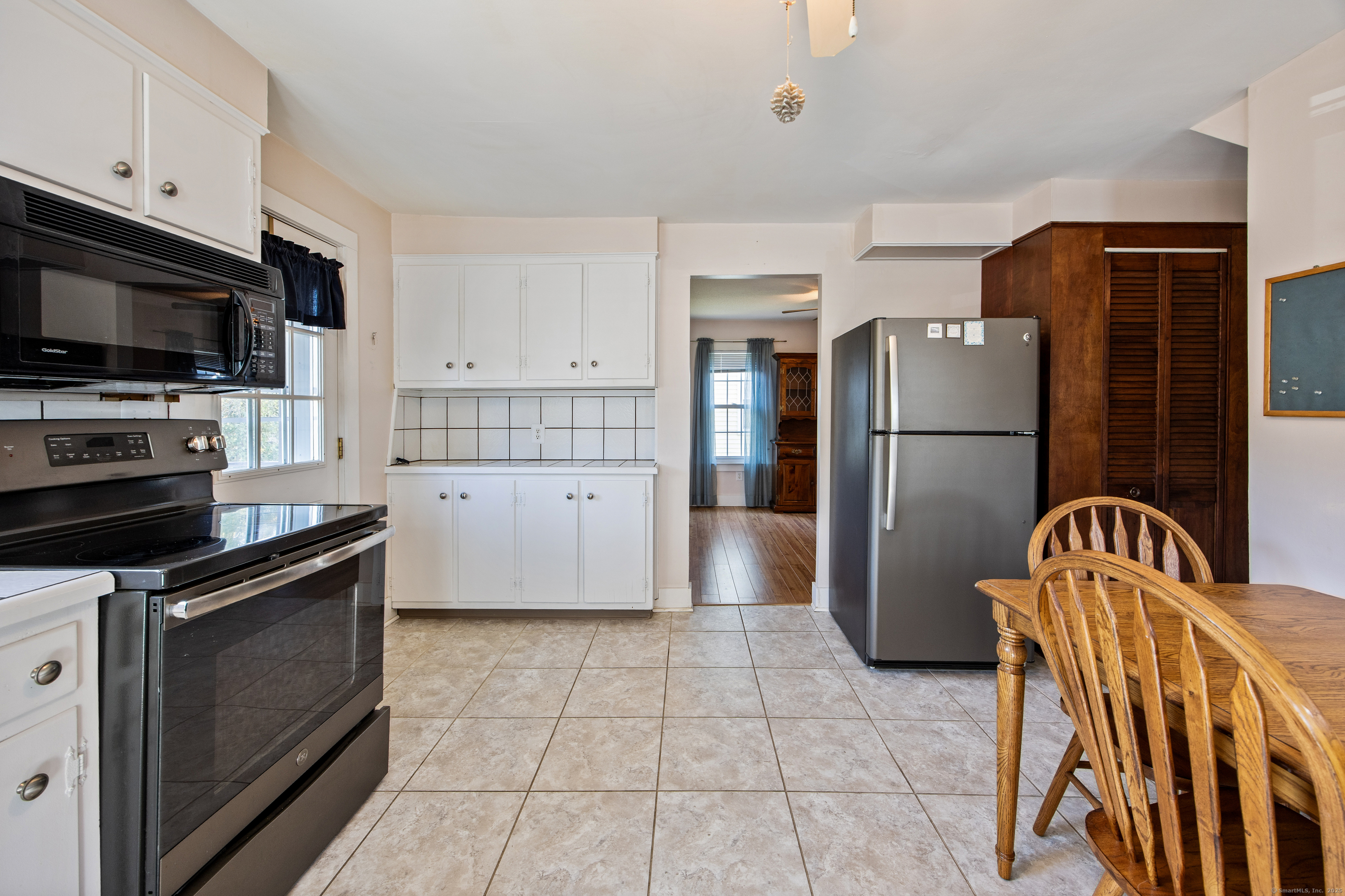 Wallingford, Connecticut 06492, United States, 3 Bedrooms Bedrooms, ,2 BathroomsBathrooms,Residential,Active,222290