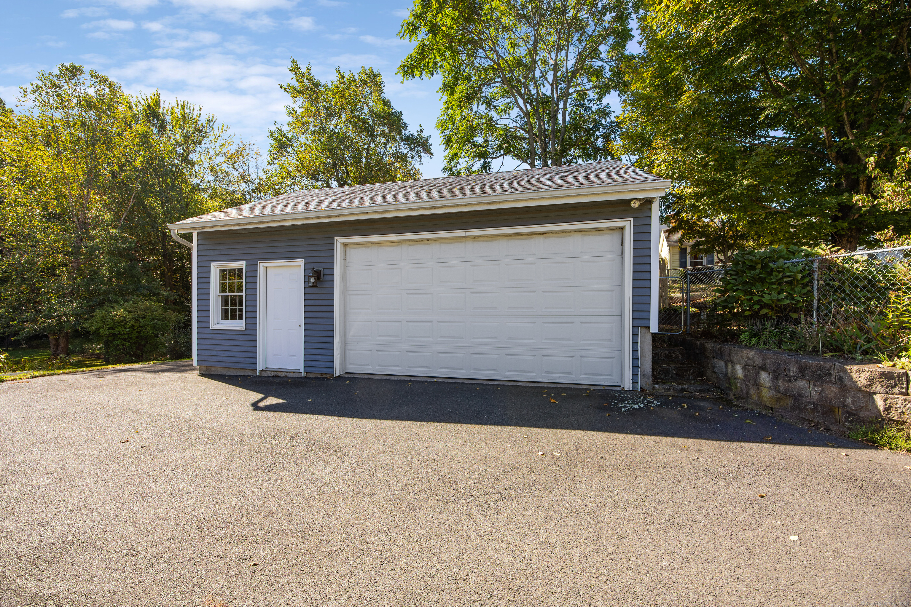 Wallingford, Connecticut 06492, United States, 3 Bedrooms Bedrooms, ,2 BathroomsBathrooms,Residential,Active,222290