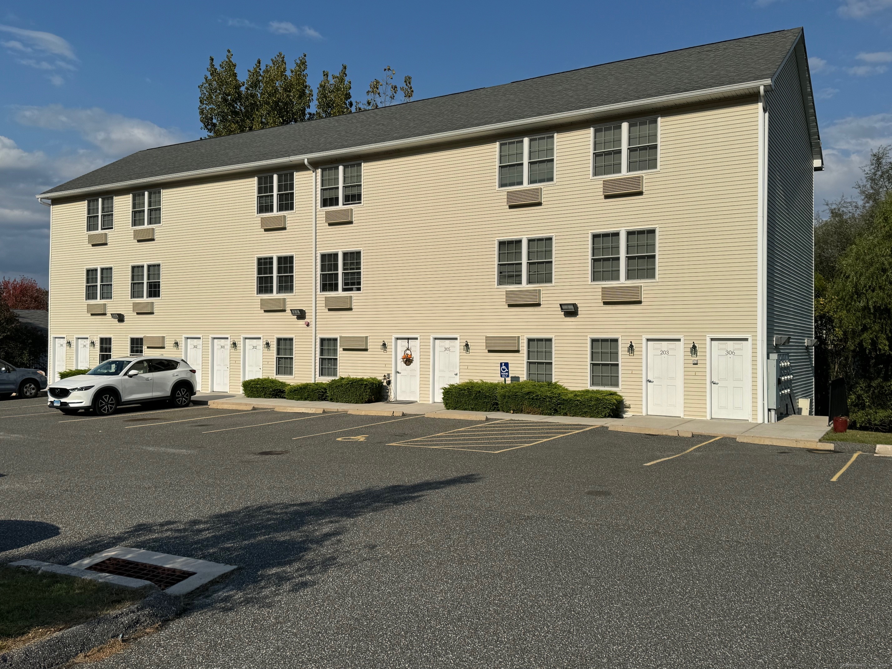 Rental Property at 41 Grand Street 201, Danbury, Connecticut - Bedrooms: 1 
Bathrooms: 1 
Rooms: 3  - $1,850 MO.