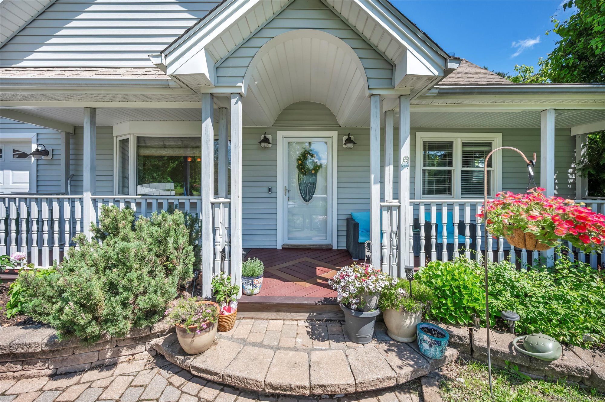 Birchwood Drive, Middletown, Connecticut - 4 Bedrooms  
3 Bathrooms  
8 Rooms - 