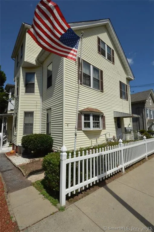 Lewis Avenue, Meriden, Connecticut - 3 Bedrooms  
1 Bathrooms  
5 Rooms - 