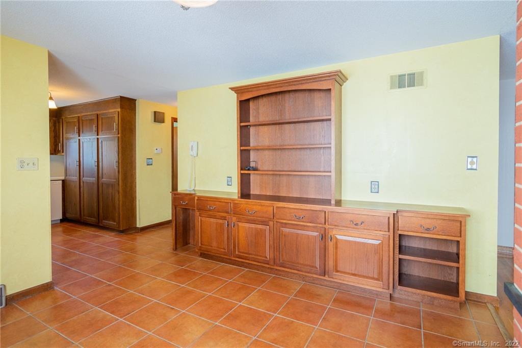 West Hartford, Connecticut 06119, United States, 2 Bedrooms Bedrooms, ,1 BathroomBathrooms,Residential,Active,167671