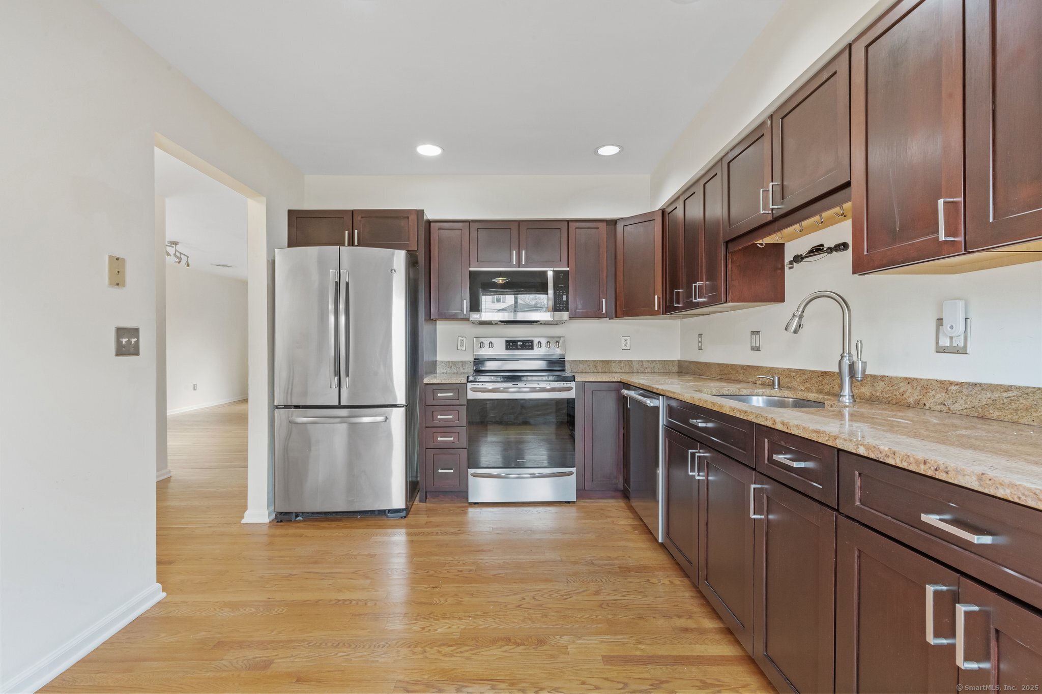 158 Seaside Avenue #APT B, Stamford, Connecticut image 9