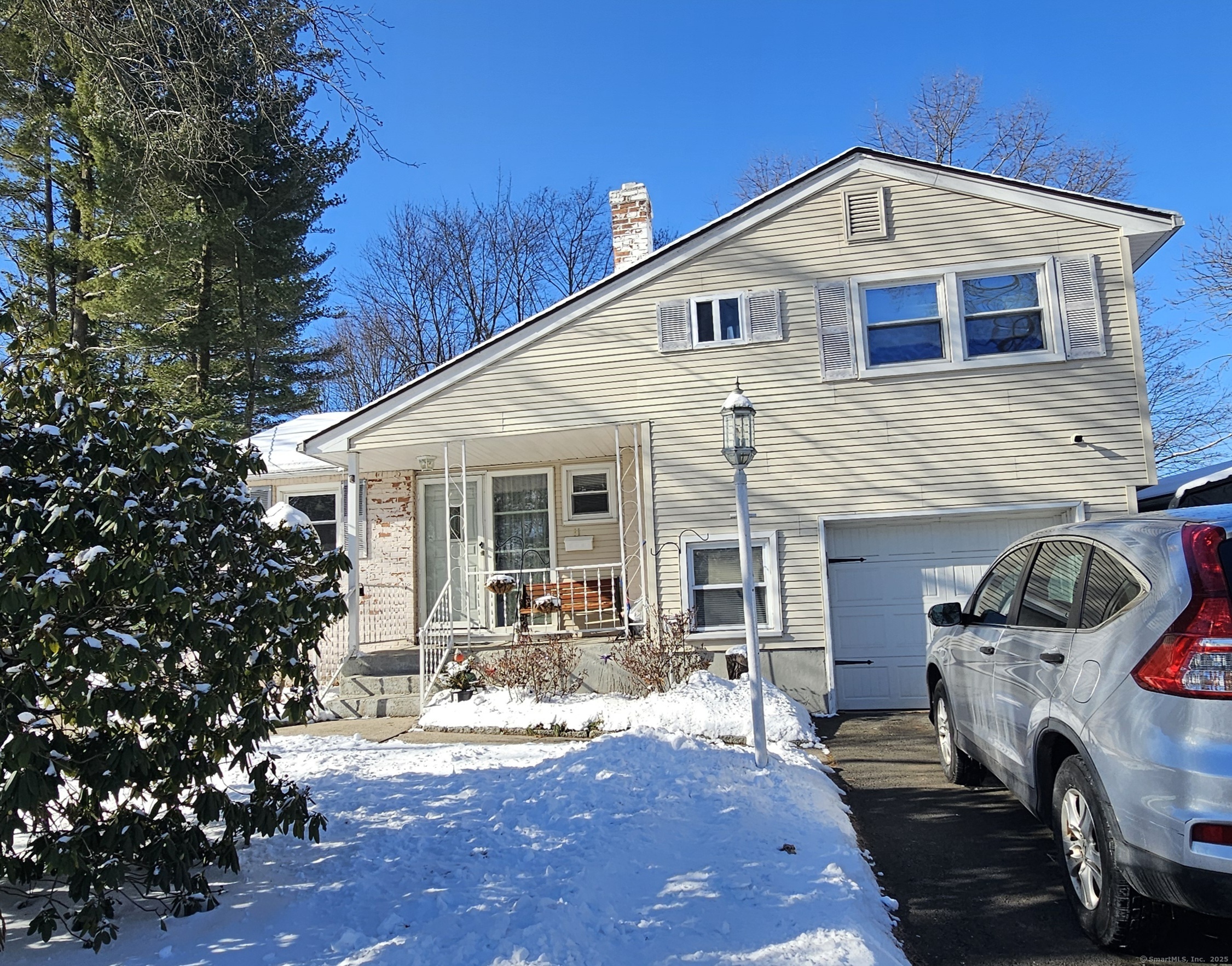 Ash Drive, Windsor, Connecticut - 3 Bedrooms  
2 Bathrooms  
7 Rooms - 