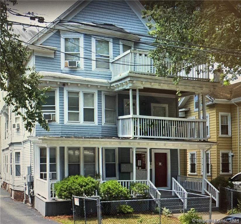 Elm Street 2L, New Haven, Connecticut - 2 Bedrooms  
2 Bathrooms  
4 Rooms - 