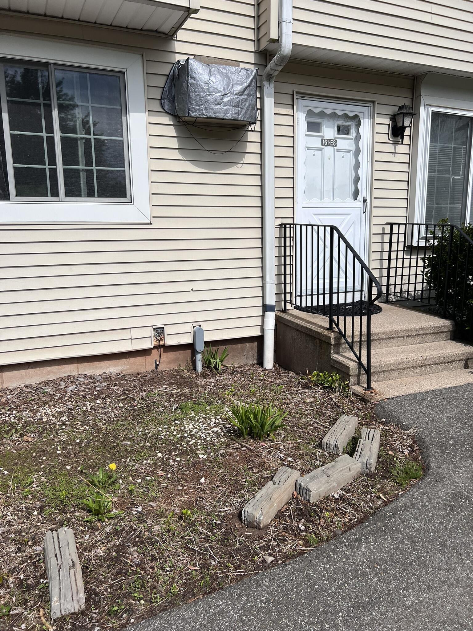 Property for Sale at Cynthia Lane Apt E8, Middletown, Connecticut - Bedrooms: 2 
Bathrooms: 1 
Rooms: 5  - $198,900