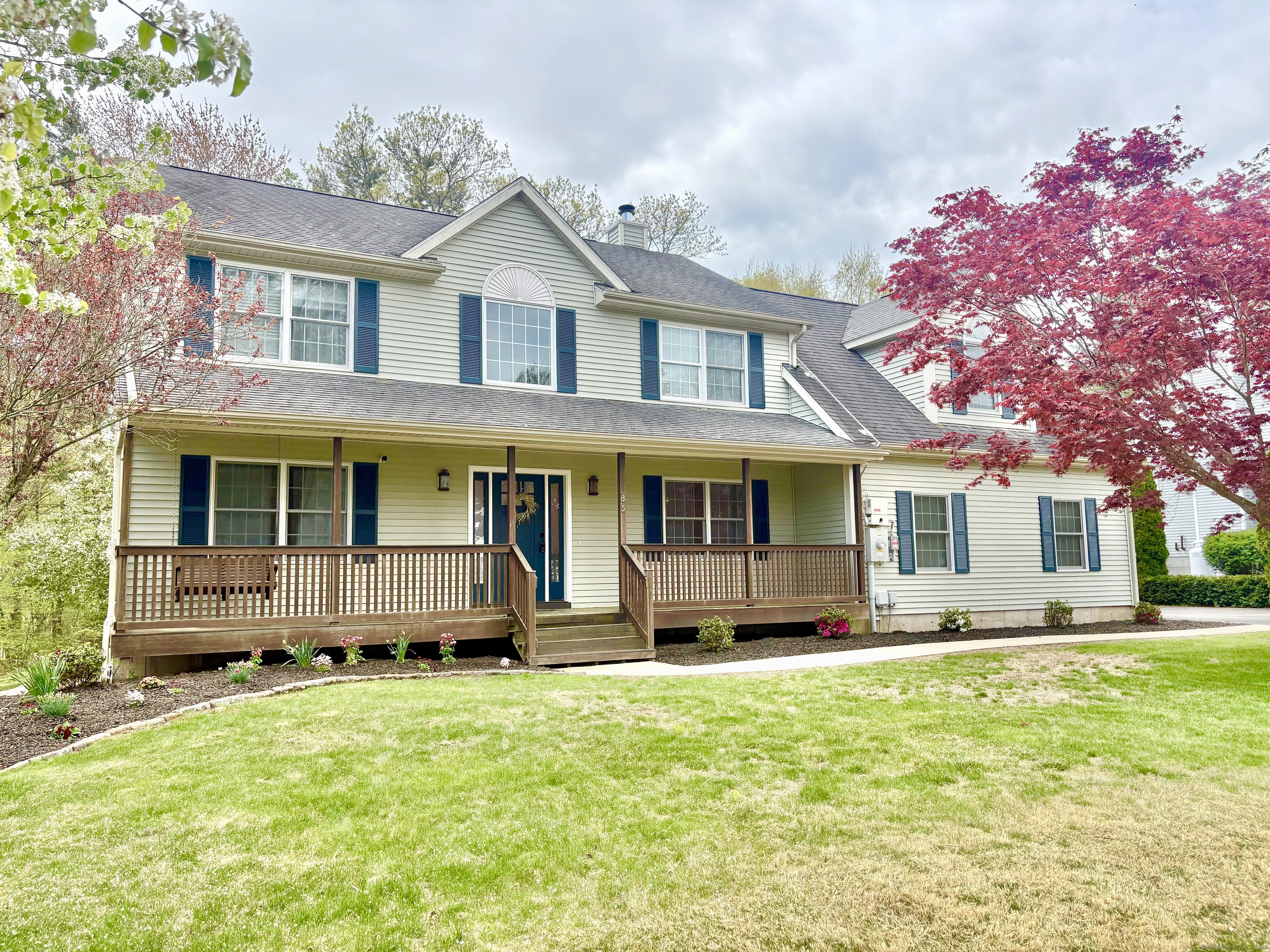 Damato Drive, Montville, Connecticut - 5 Bedrooms  
4 Bathrooms  
9 Rooms - 