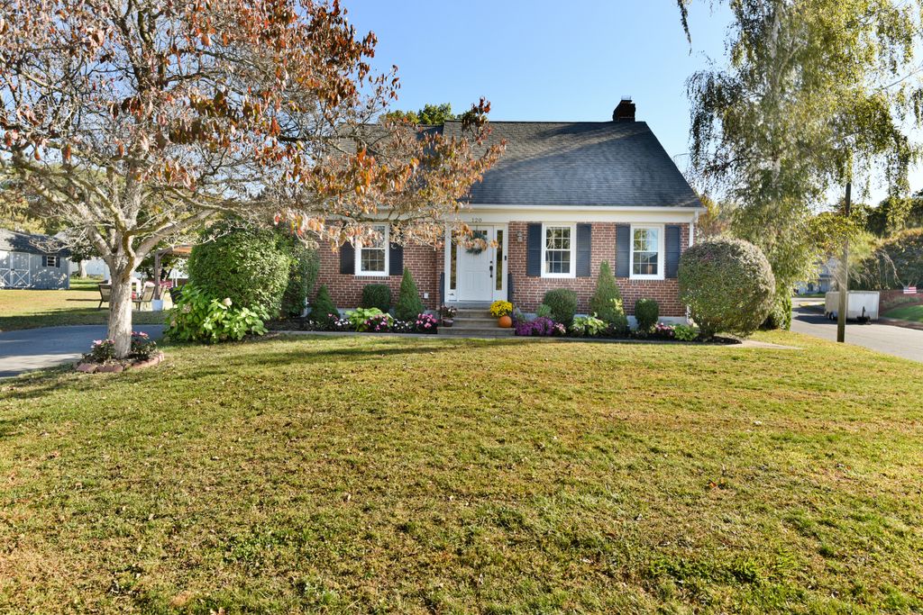 Photo of 120 Round Hill Road, Bristol, CT 06010 (MLS # 24132768)