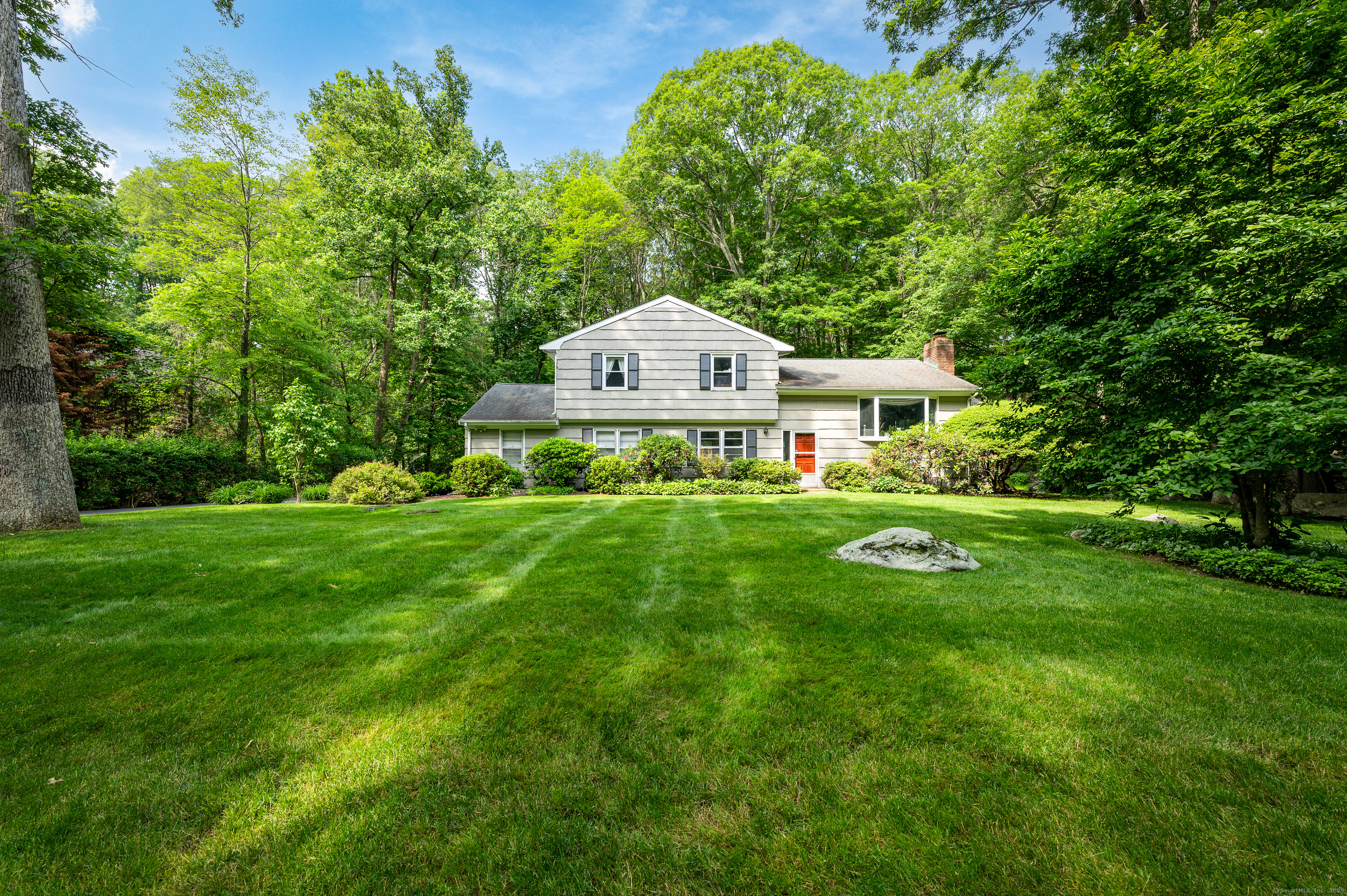 Big Oak Road, Stamford, Connecticut - 4 Bedrooms  
3 Bathrooms  
8 Rooms - 