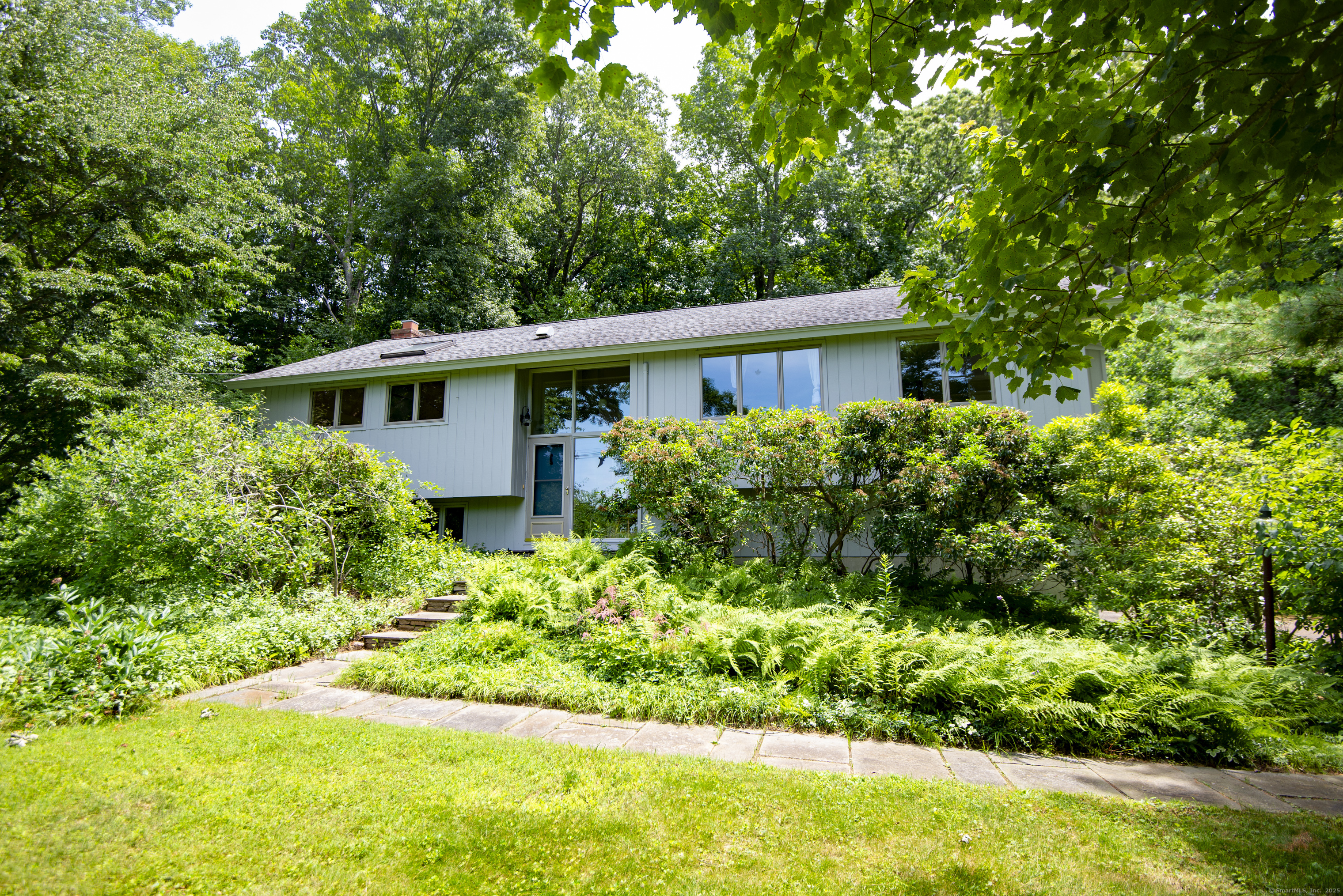 102 Colonial Road