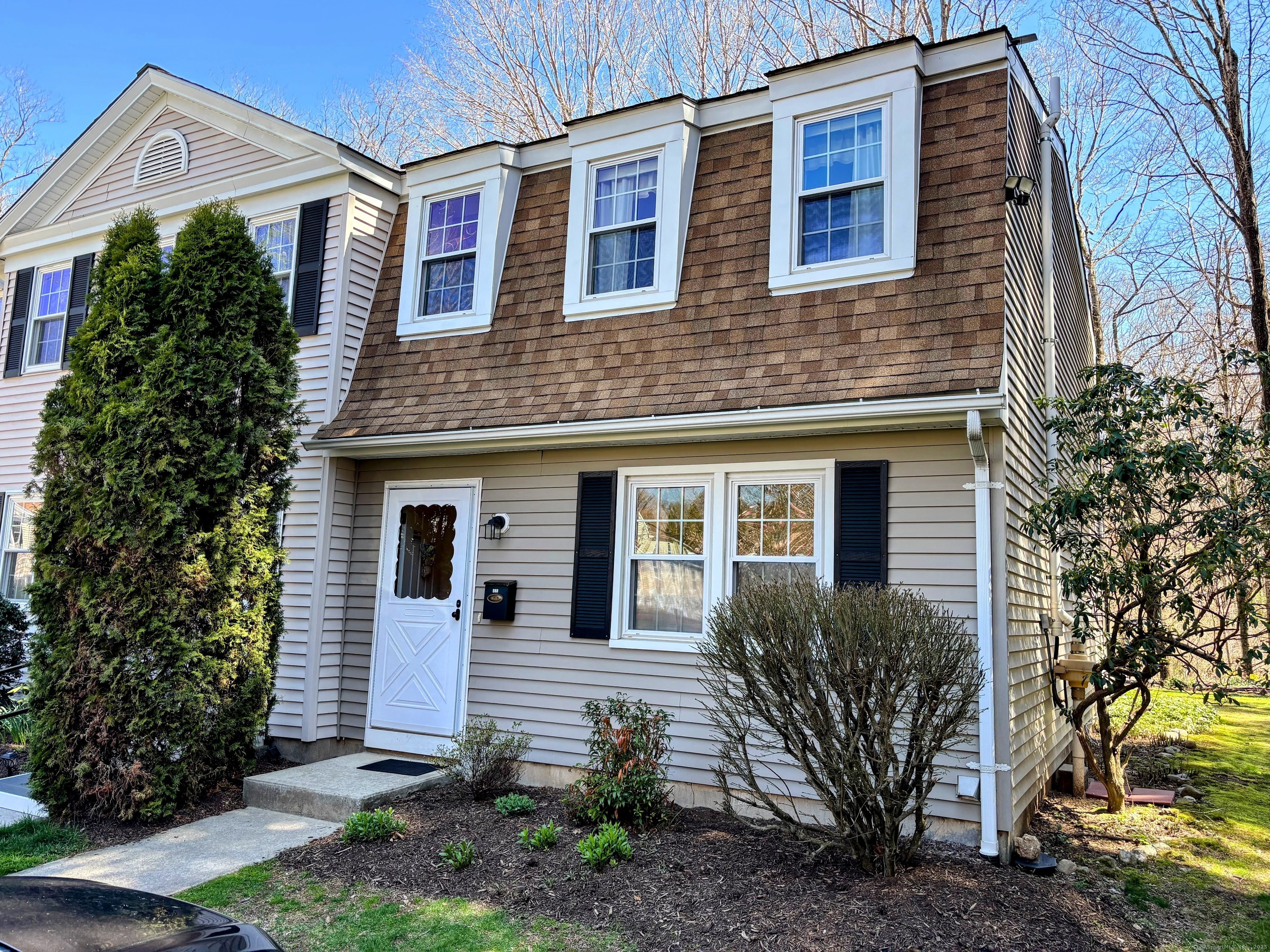 Main Street Apt 406, Deep River, Connecticut - 2 Bedrooms  
2 Bathrooms  
4 Rooms - 