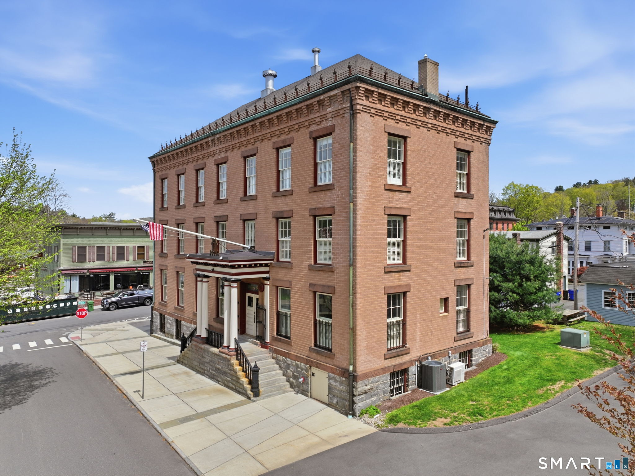10 Front Street