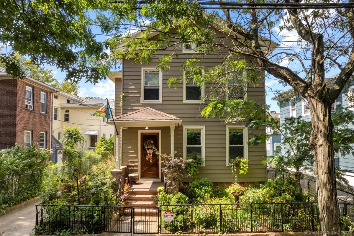 Jefferson Street, New Haven, Connecticut - 4 Bedrooms  
2 Bathrooms  
9 Rooms - 