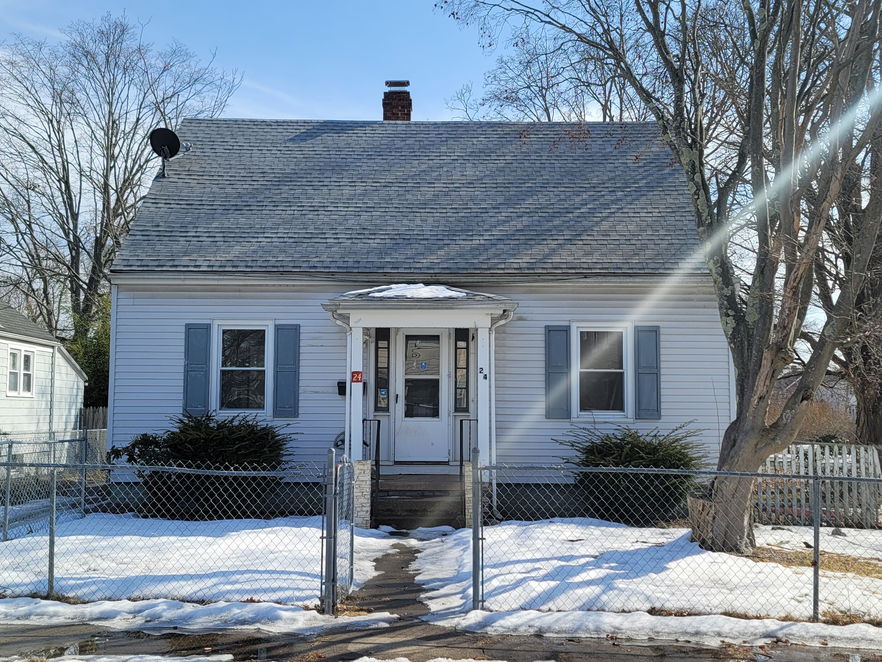 May Street, West Haven, Connecticut - 4 Bedrooms  
2 Bathrooms  
6 Rooms - 